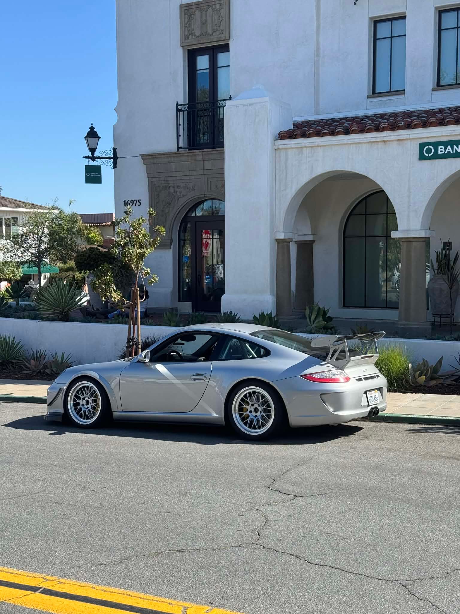 Silver Porsche 911 997 GT3 with 19" ML-10RT Apex wheels in Machined Lip Race Silver