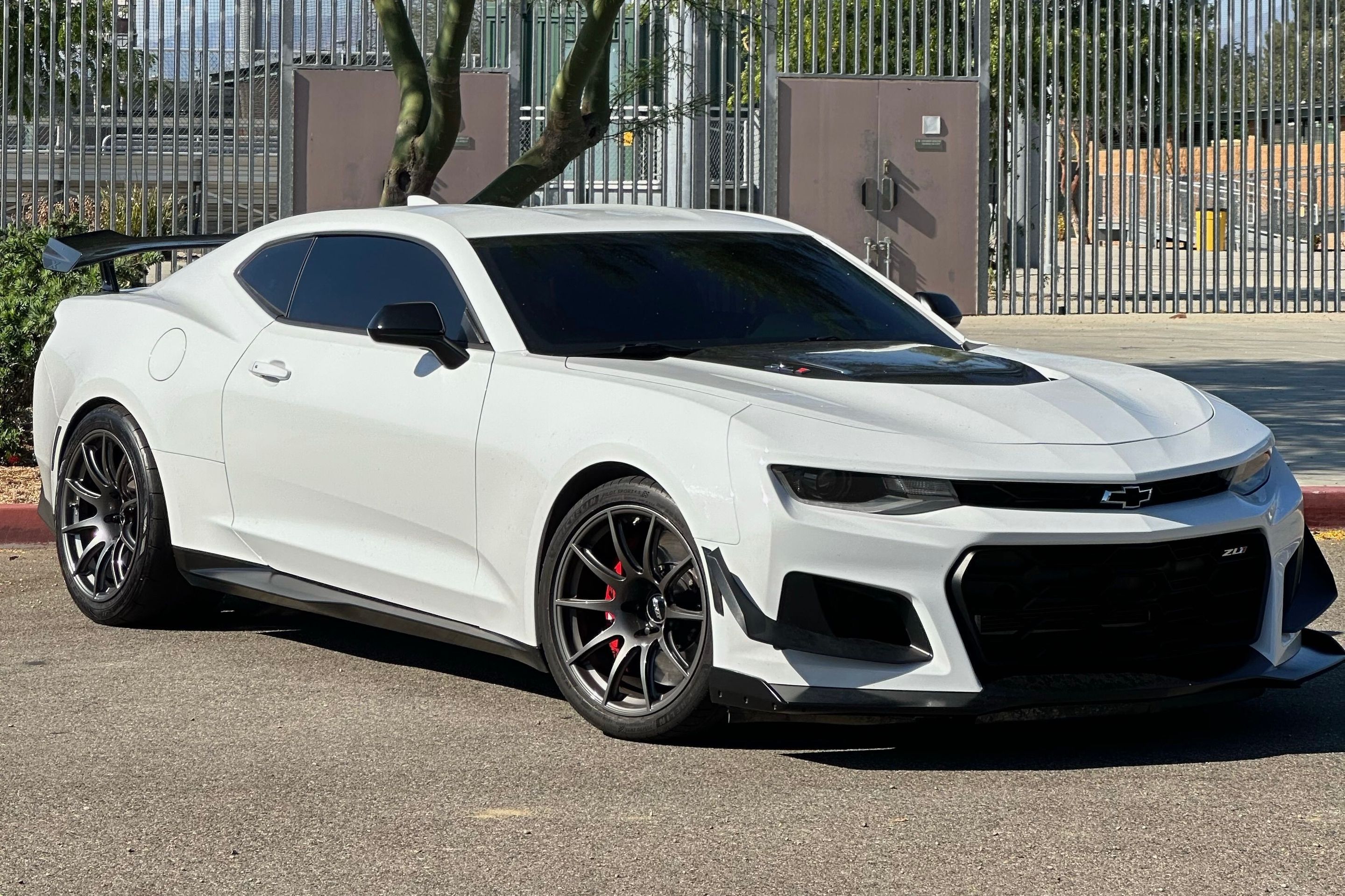 White Chevrolet 6th Gen Camaro ZL1 1LE with 19" SM-10 Apex wheels in Anthracite