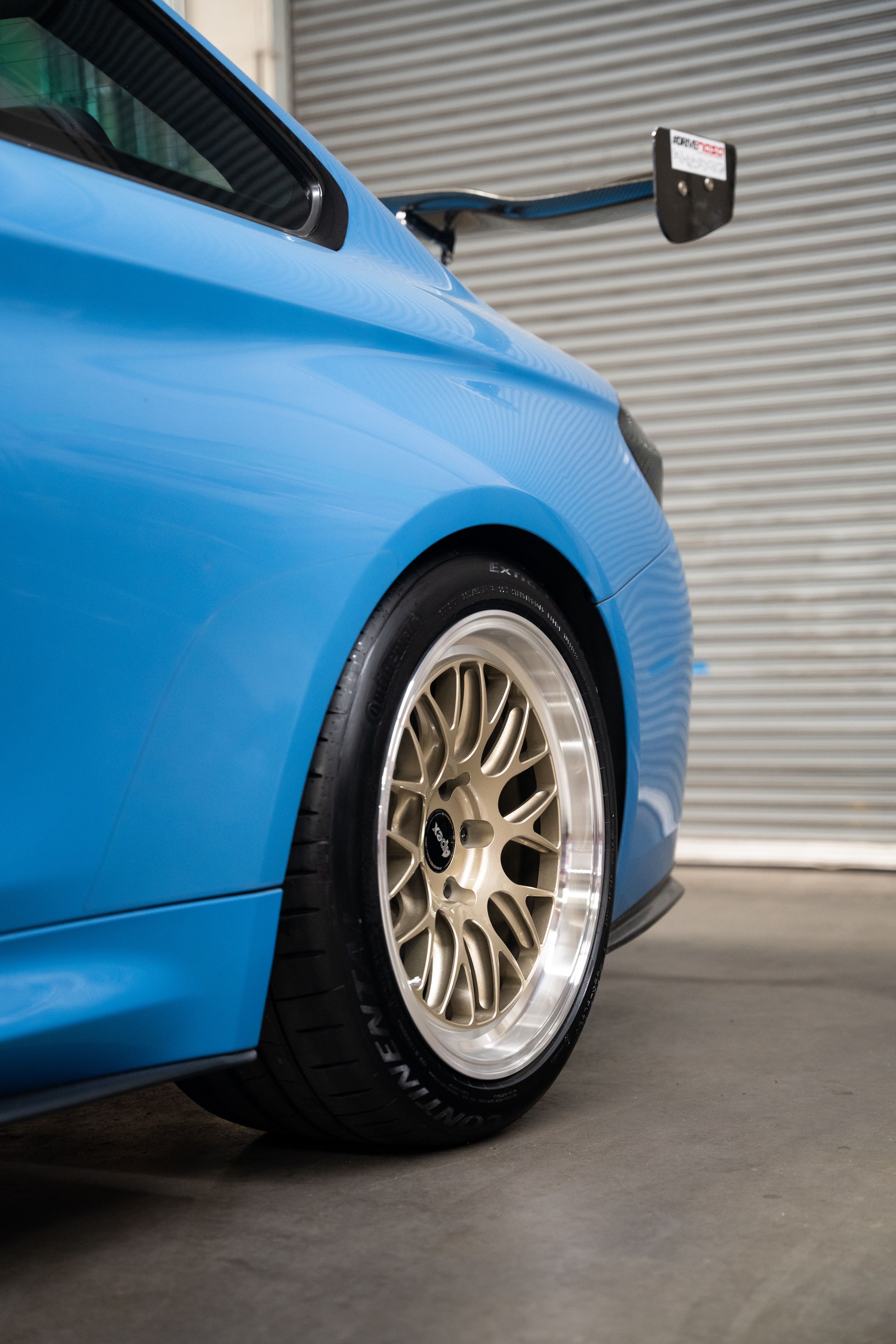 Blue BMW F82 Coupe M4 with 18" ML-10RT Apex wheels in Machined Lip Gloss Motorsport Gold