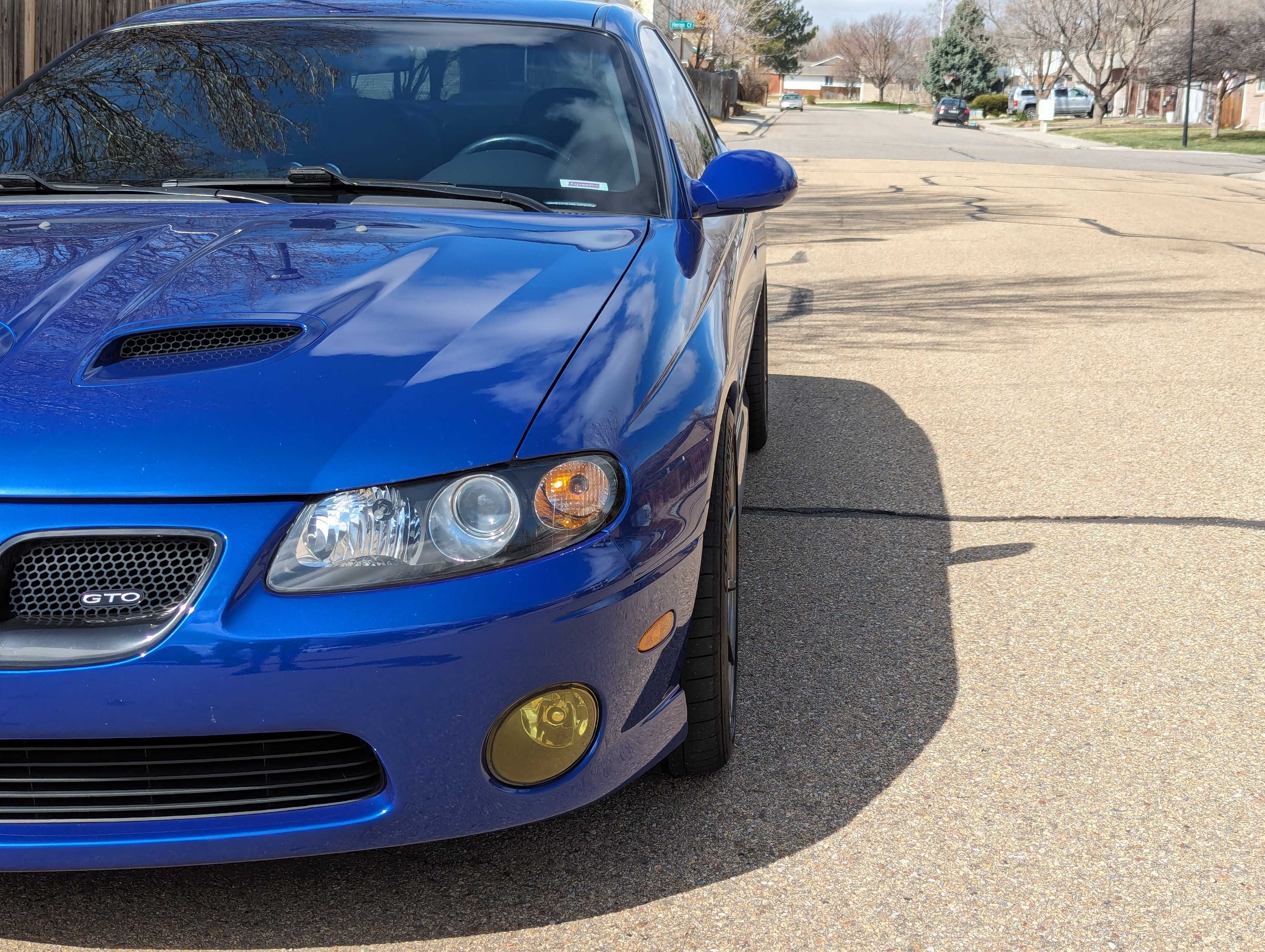 Blue Pontiac 5th Gen GTO with 18" SM-10 Apex wheels in Anthracite