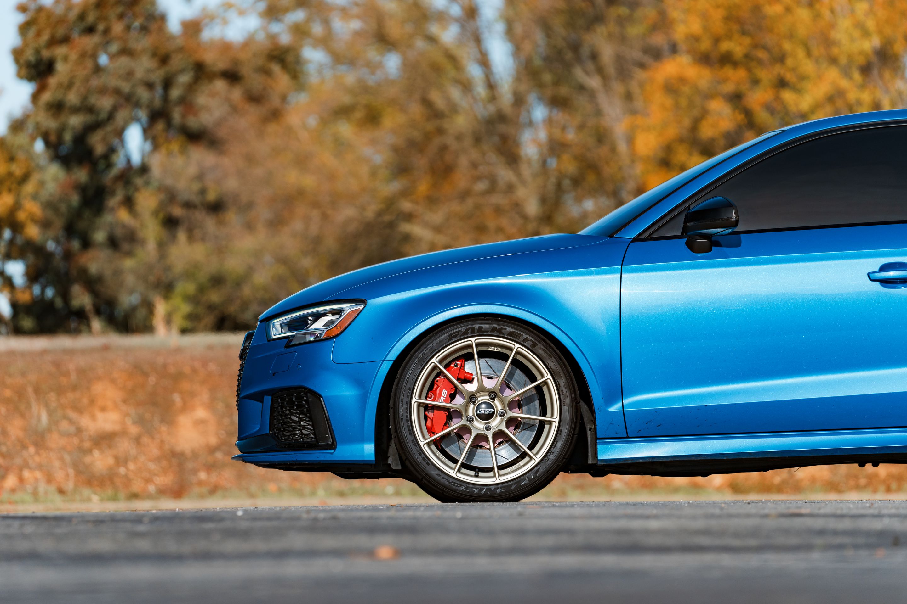 Blue Audi 8V RS 3 with 18" SM-10RS Apex wheels in Motorsport Gold