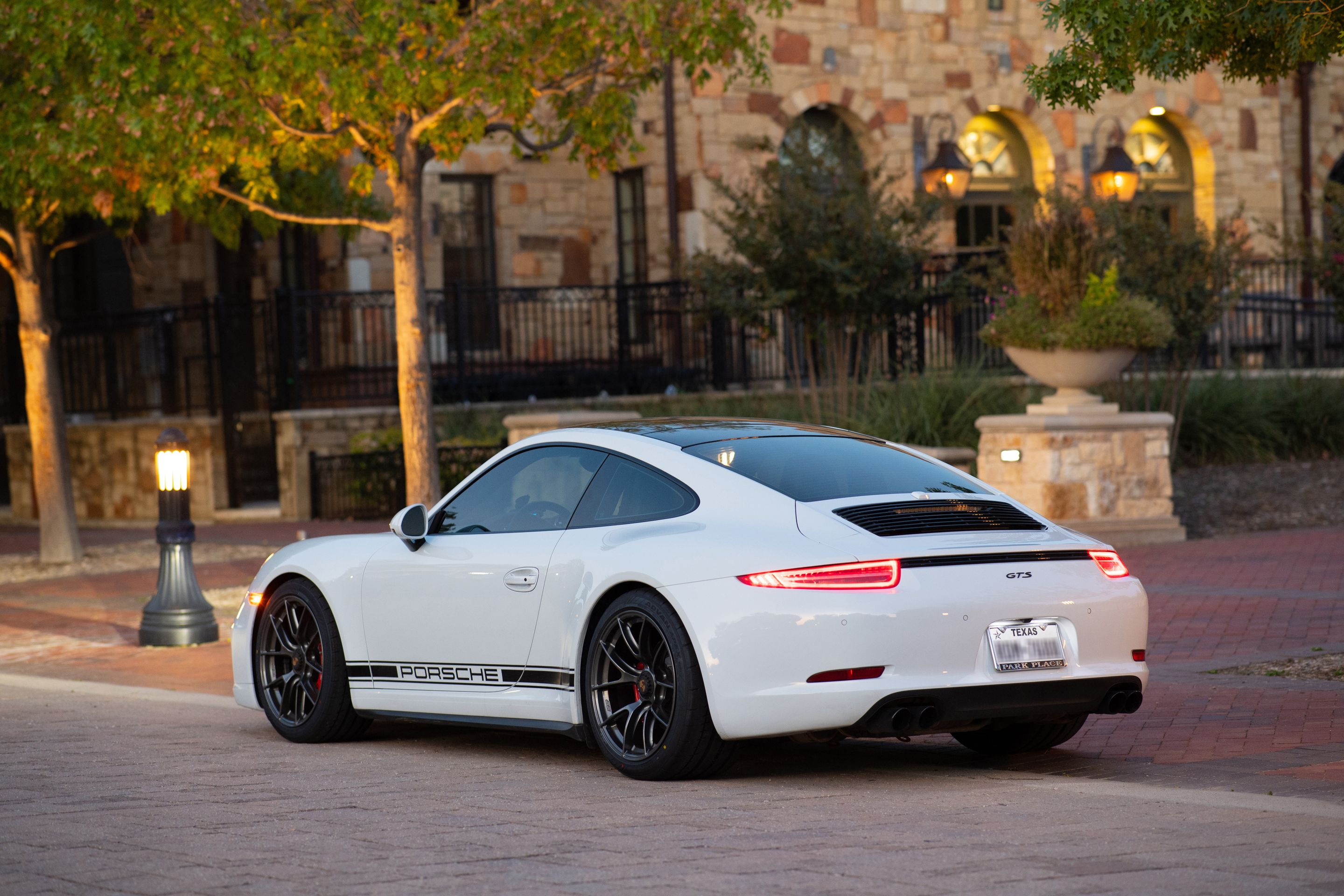 White Porsche 911 991.1 Carrera GTS with 19" VS-5RS Apex wheels in Anthracite