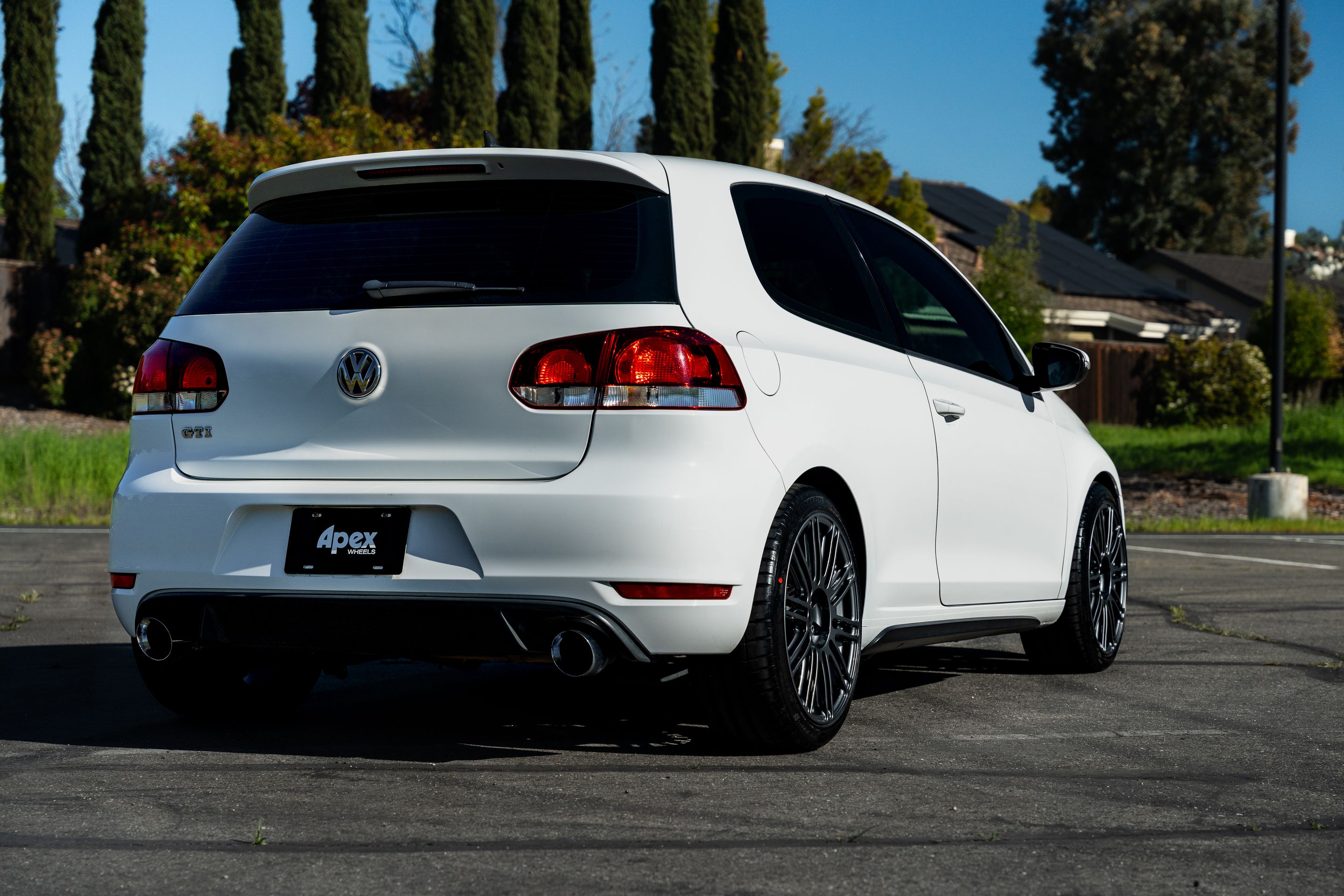 White VW MK6 GTI with 18" TC-10RT Apex wheels in Anthracite