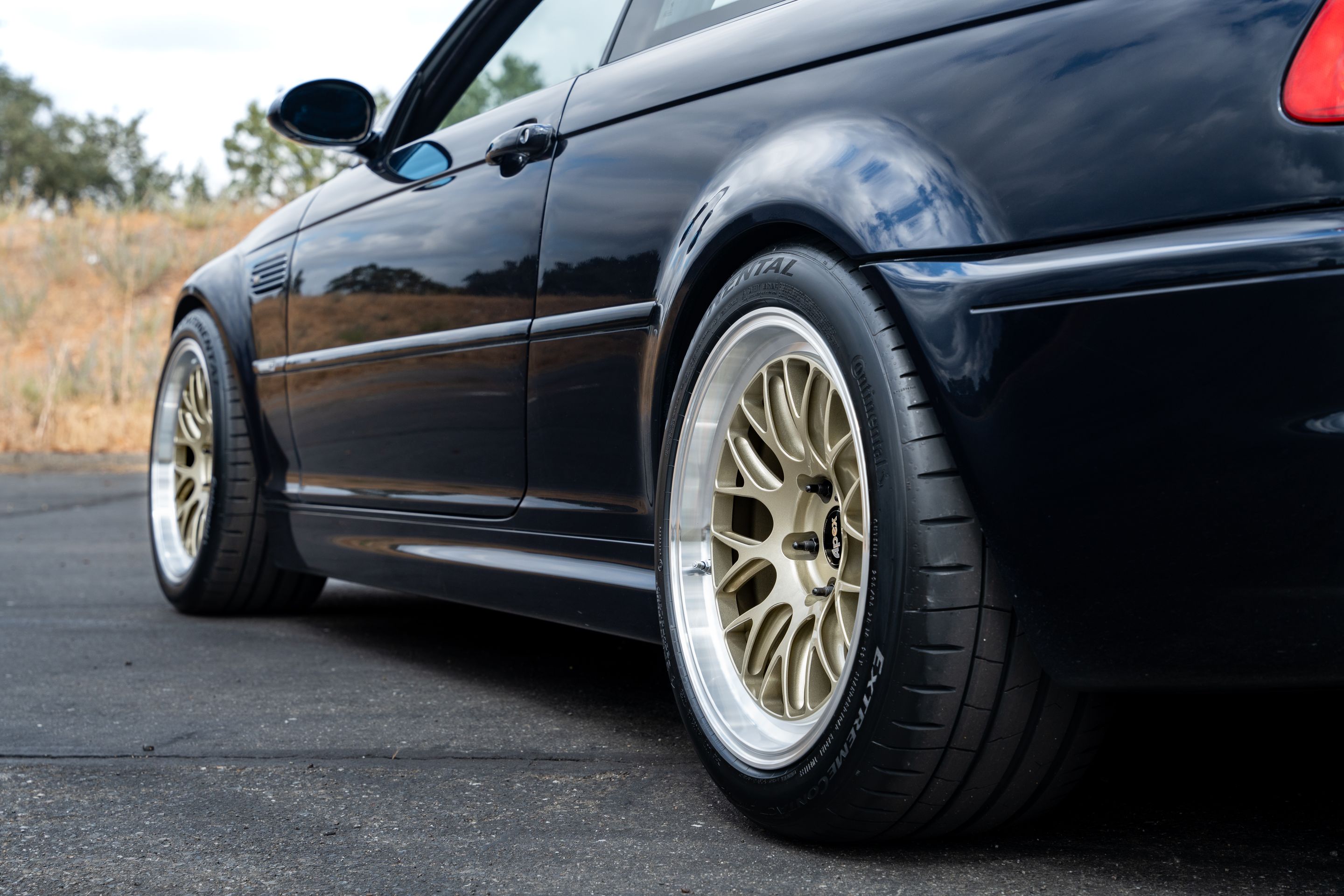 Black BMW E46 M3 with 18" ML-10RT Apex wheels in Machined Lip Gloss Motorsport Gold