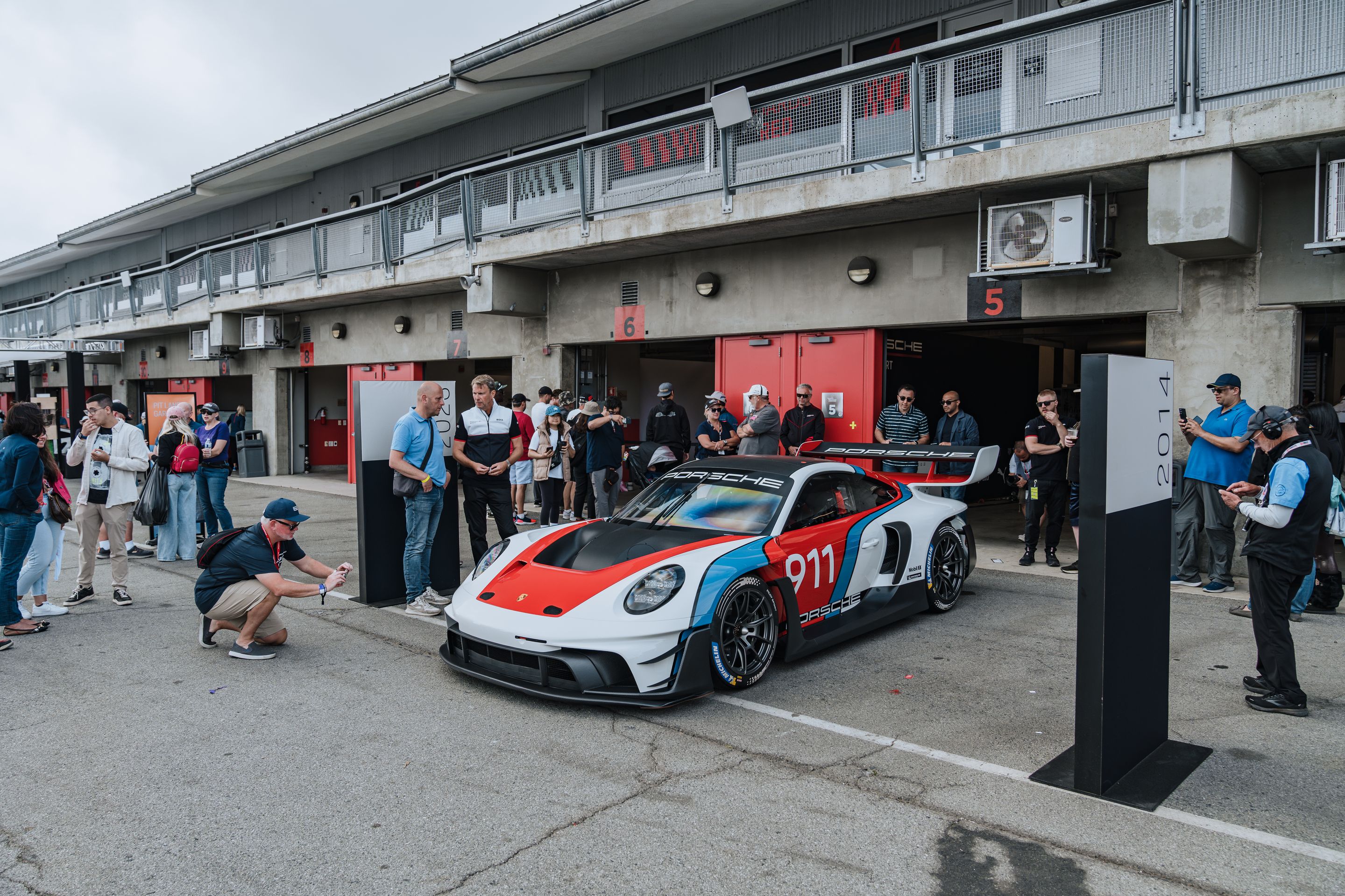 White Porsche 911 996 GT2 with 18" EC-7RS Apex wheels in Anthracite