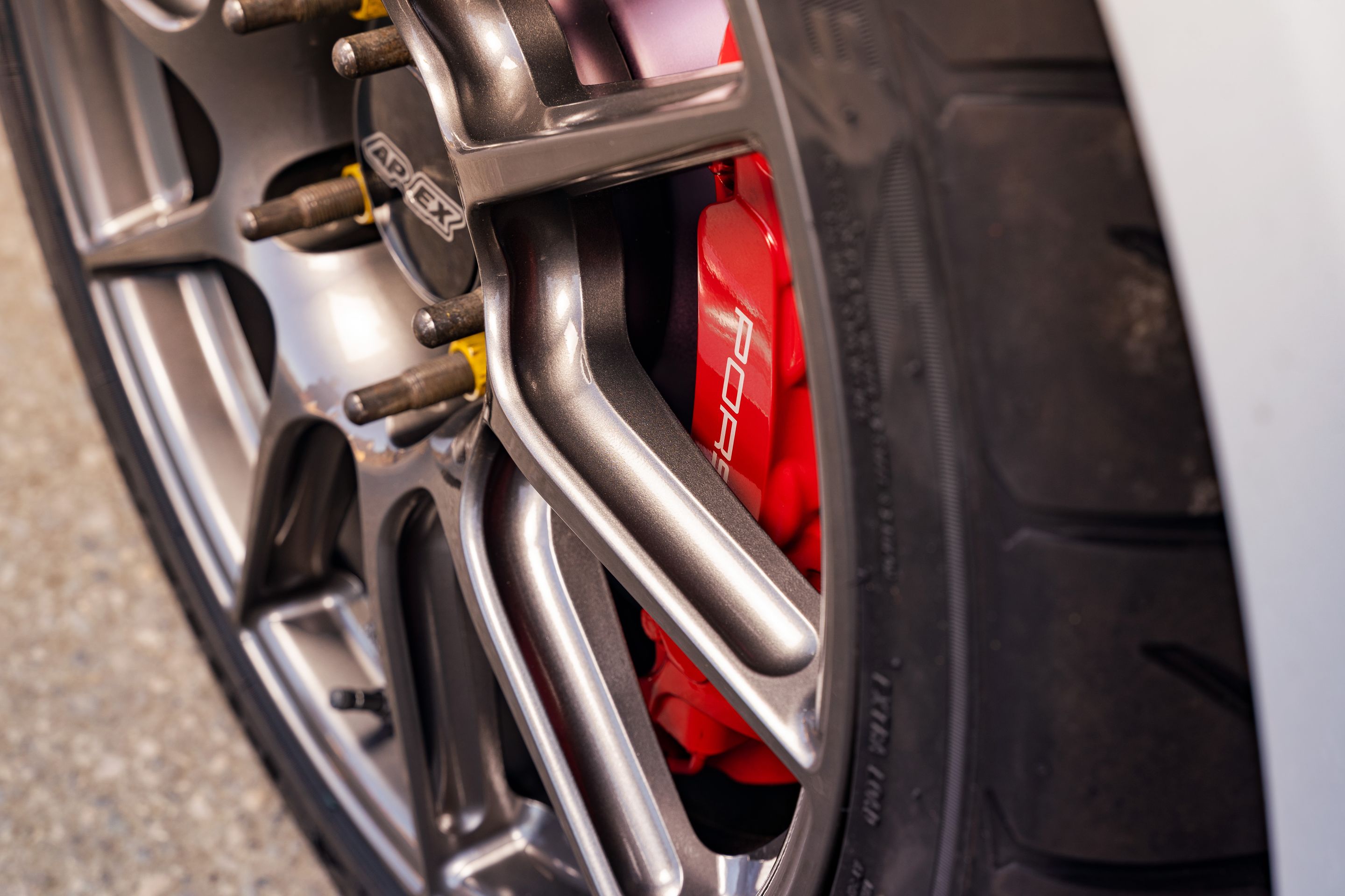 White Porsche 981 Cayman GT4 with 19" SM-10 Apex wheels in Anthracite