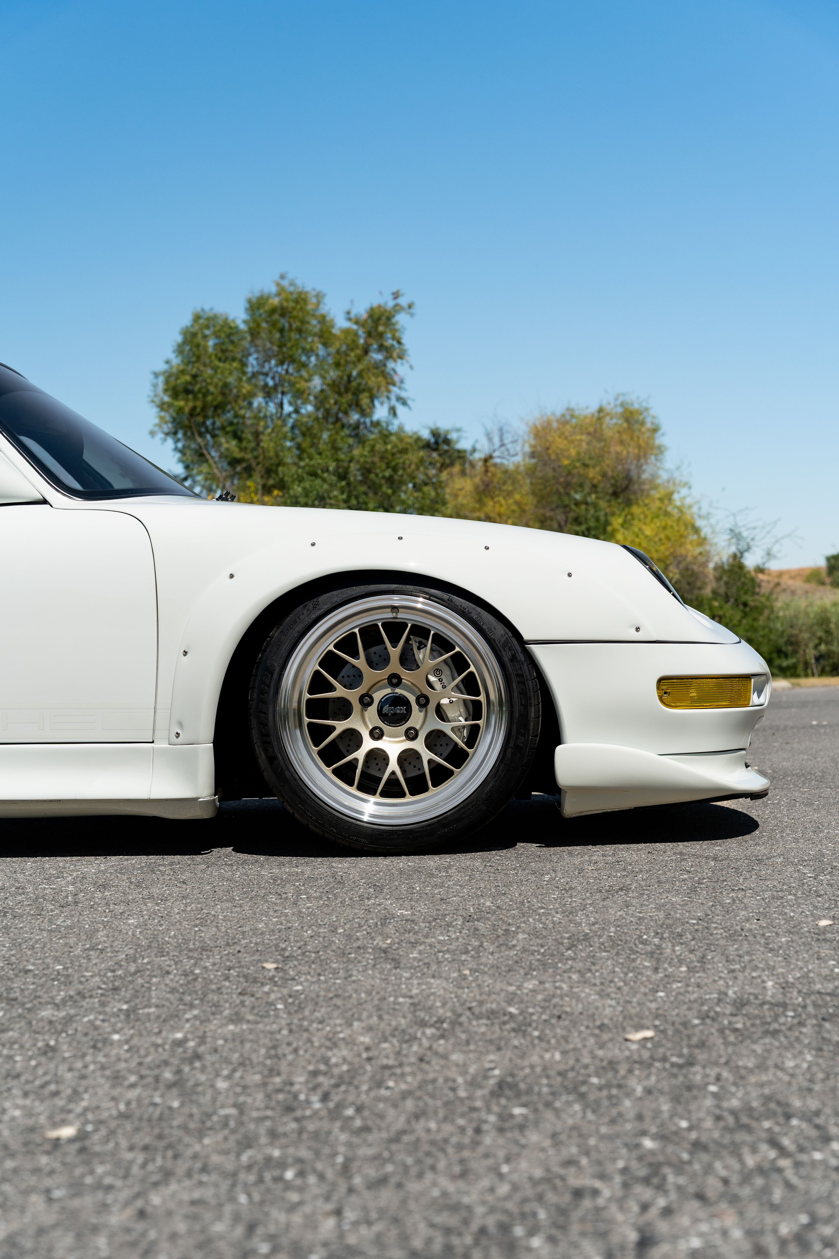 White Porsche 911 993 Carrera with 18" ML-10RT Apex wheels in Machined Lip Gloss Motorsport Gold