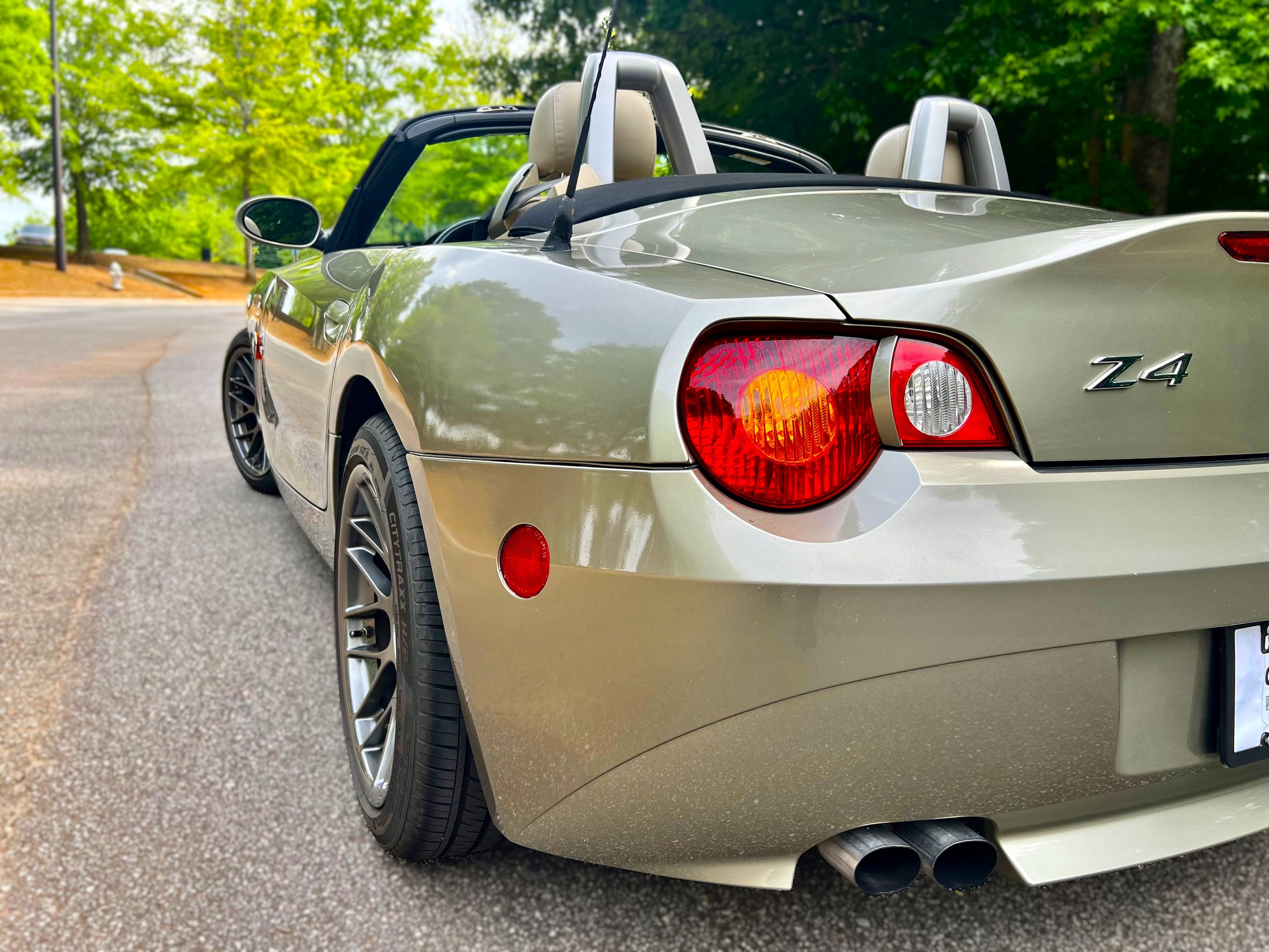 Silver BMW E85 Roadster Z4 with 17" ARC-8 Apex wheels in Anthracite