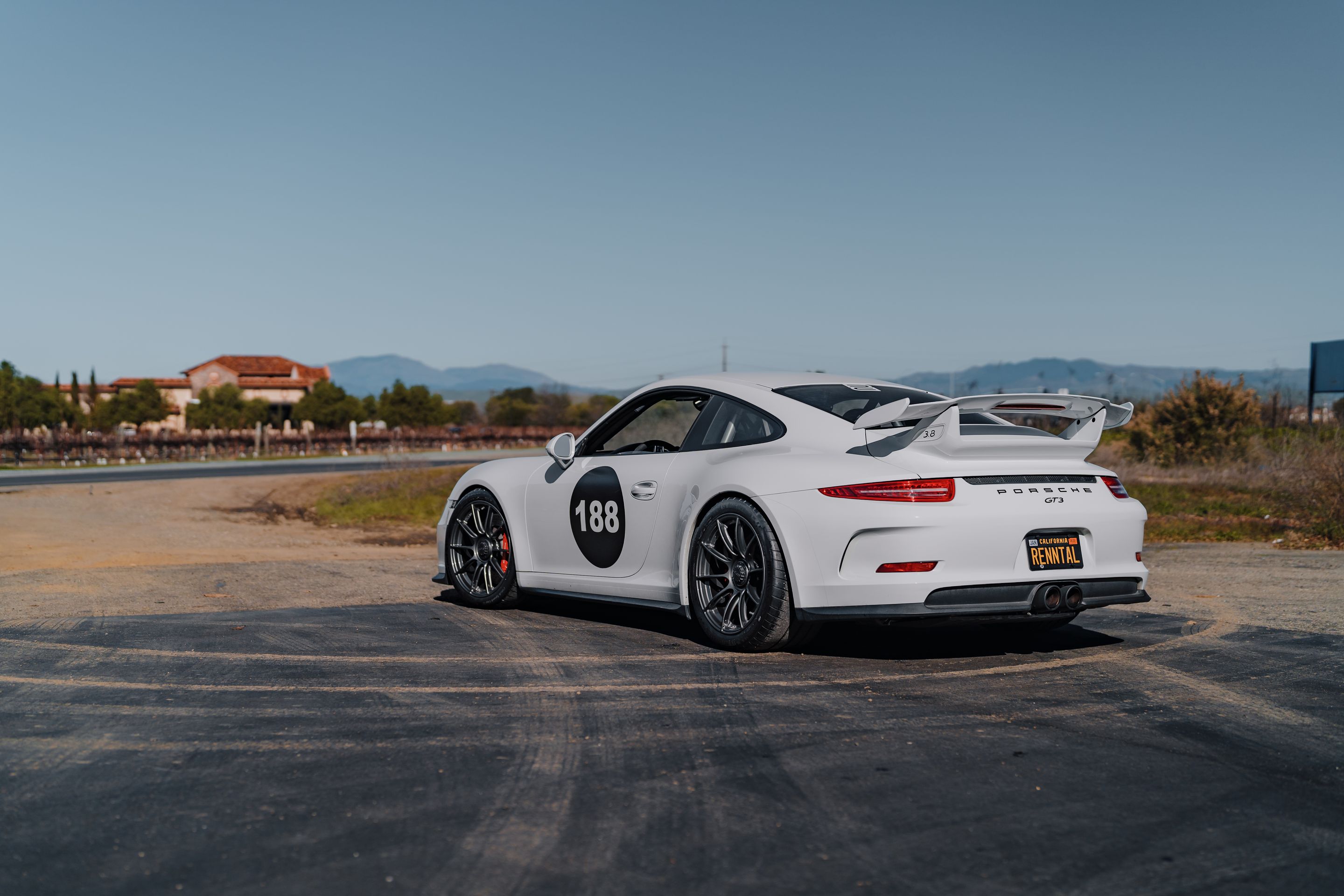 White Porsche 911 991.1 GT3 with 19" SM-10RS Apex wheels in Anthracite