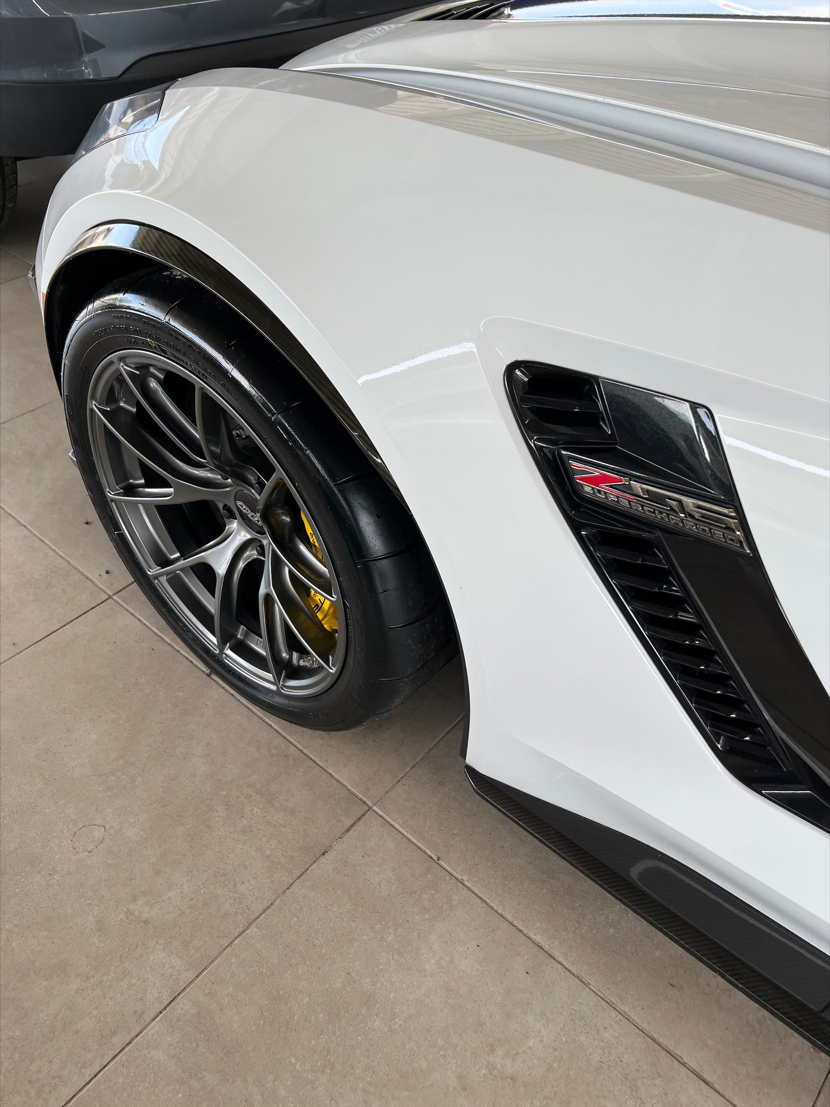 White Chevrolet C7 Corvette Z06 with 18" VS-5RS Apex wheels in Anthracite