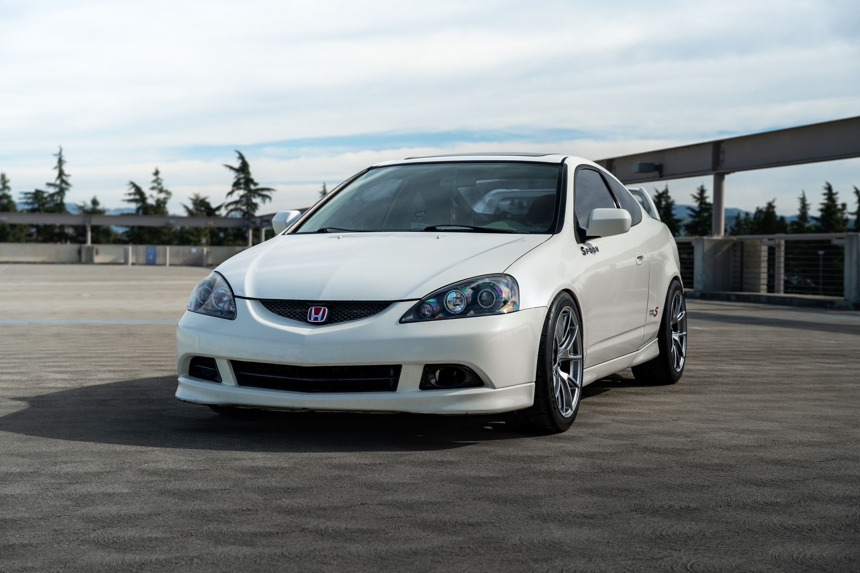 White Acura DC5 RSX with 18" VS-5 Apex wheels in Hyper Black
