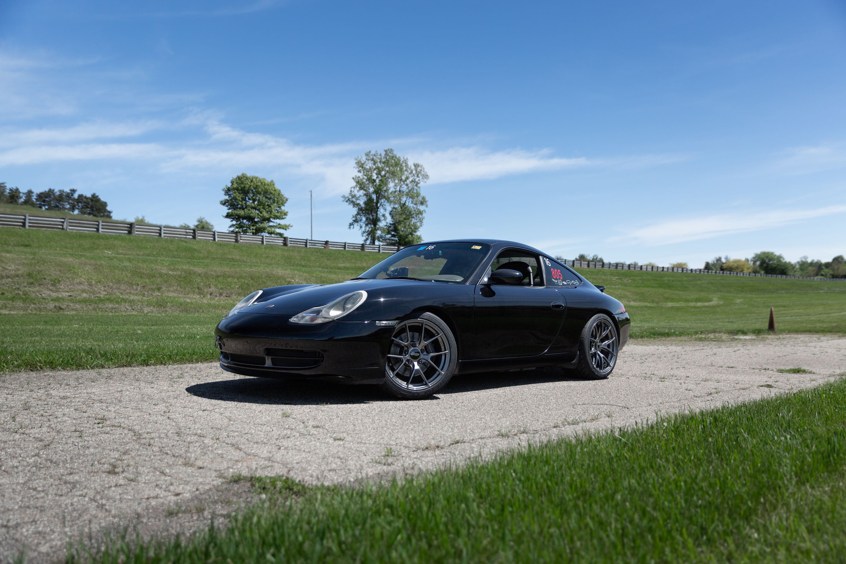 Black Porsche 911 996 Carrera with 18" VS-5RS Apex wheels in Anthracite