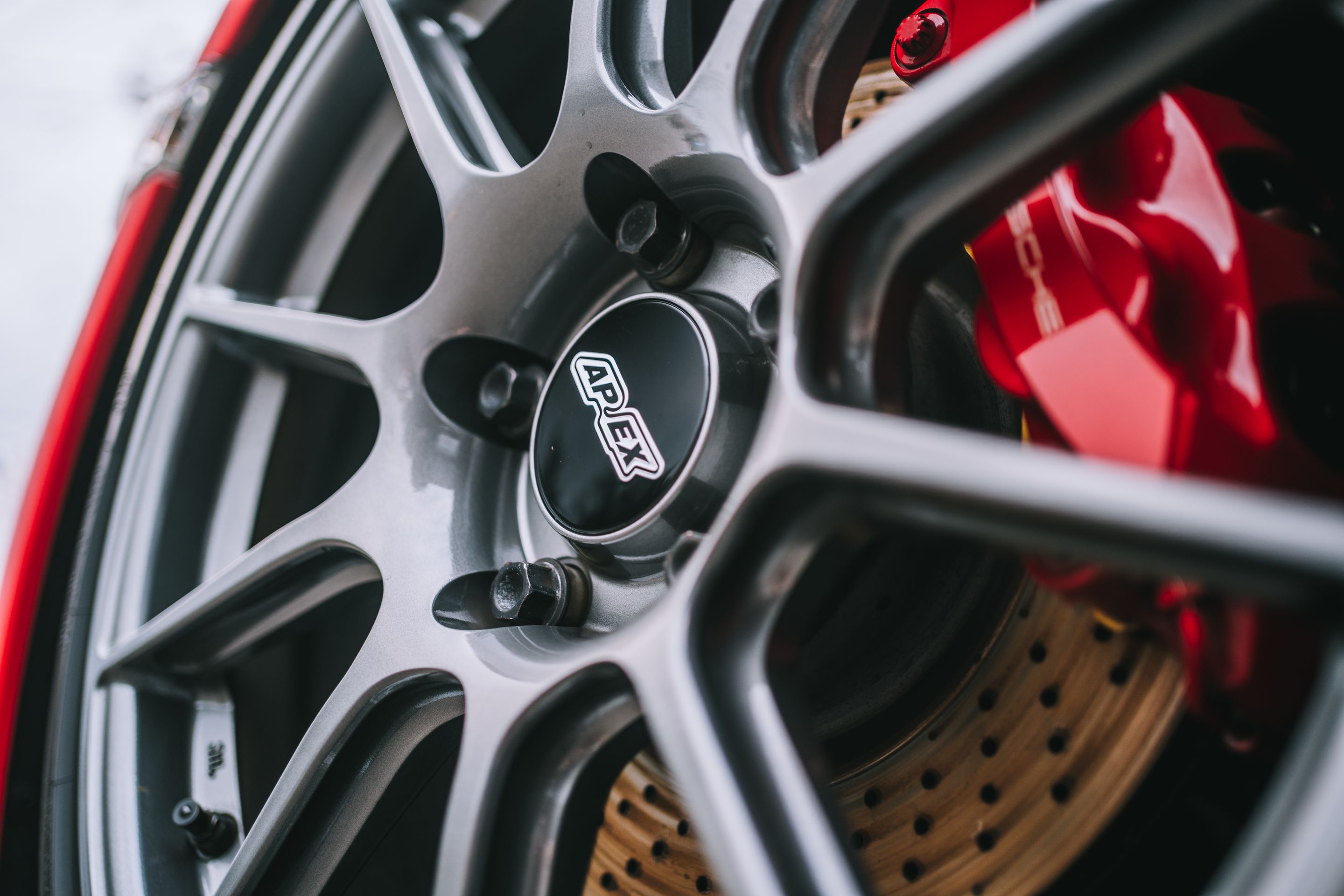 Red Porsche 981 Cayman S with 19" SM-10 Apex wheels in Anthracite