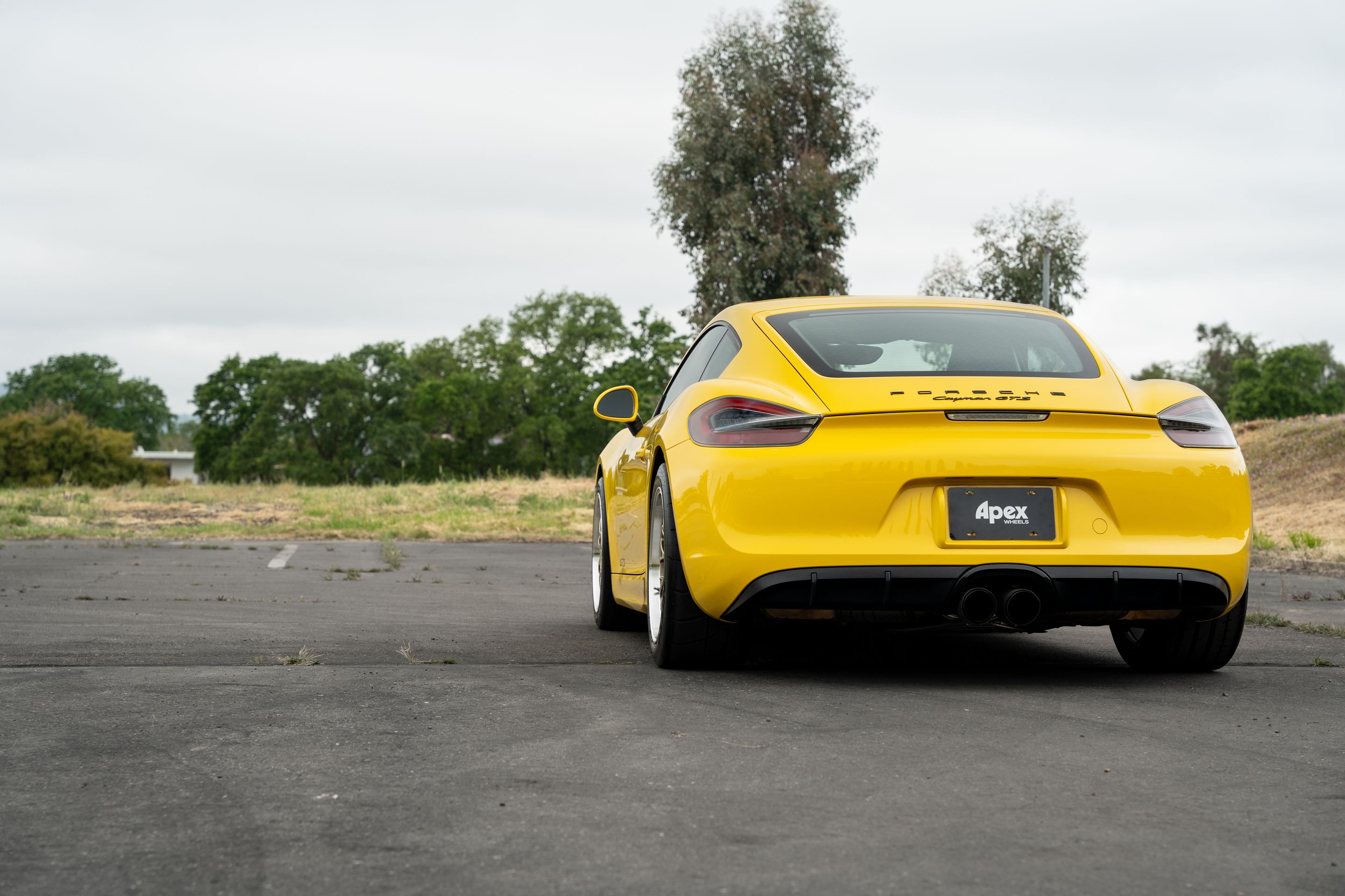 Yellow Porsche 981 Cayman GTS with 18" ML-10RT Apex wheels in Machined Lip Gloss Motorsport Gold