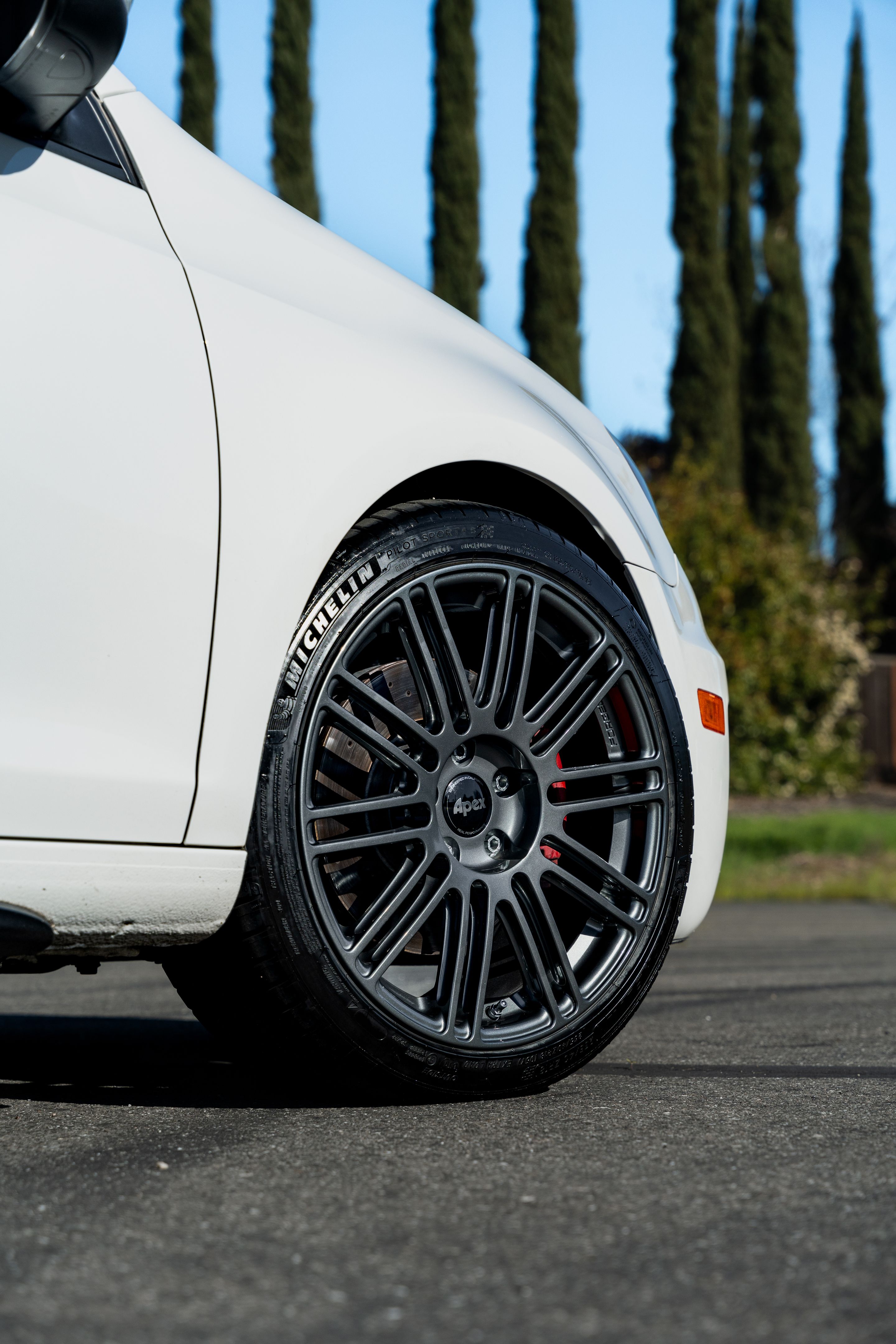 White VW MK6 GTI with 18" TC-10RT Apex wheels in Anthracite