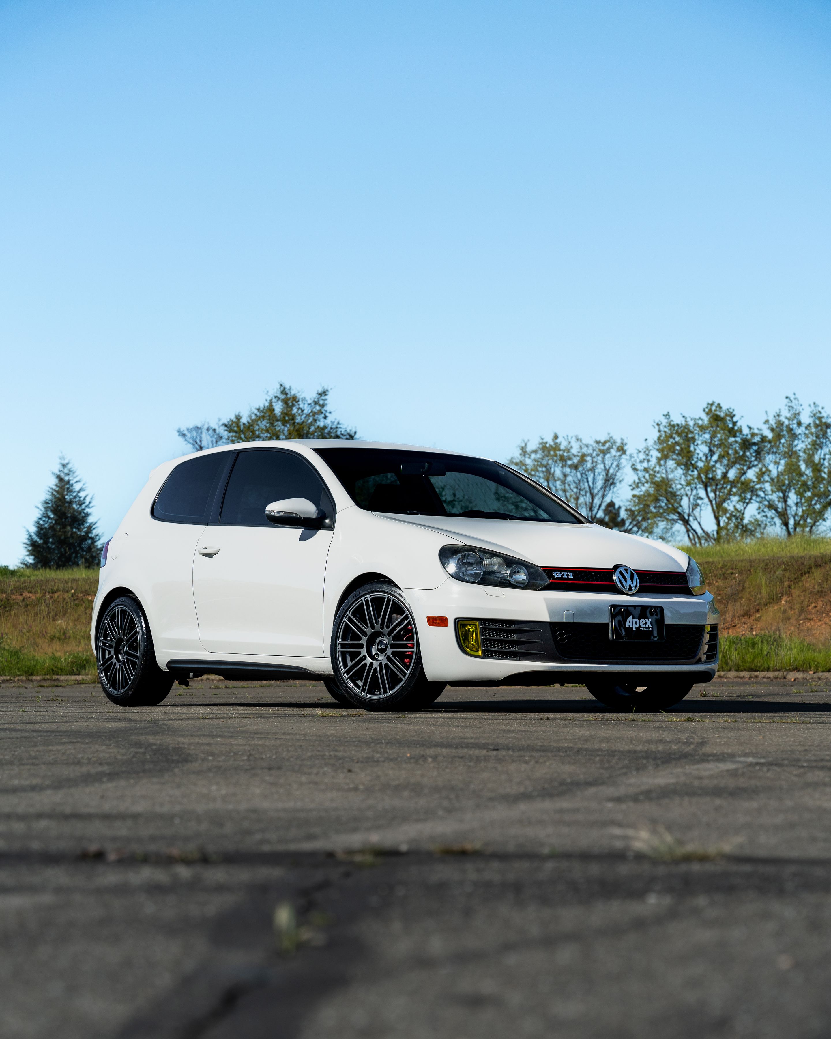 White VW MK6 GTI with 18" TC-10RT Apex wheels in Anthracite