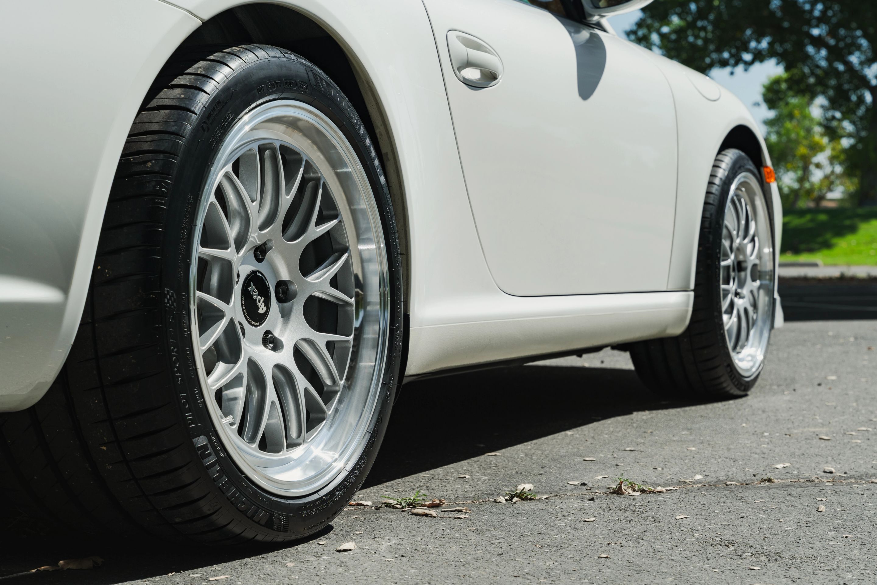 White Porsche 911 997 Carrera with 19" ML-10RT Apex wheels in Machined Lip Race Silver