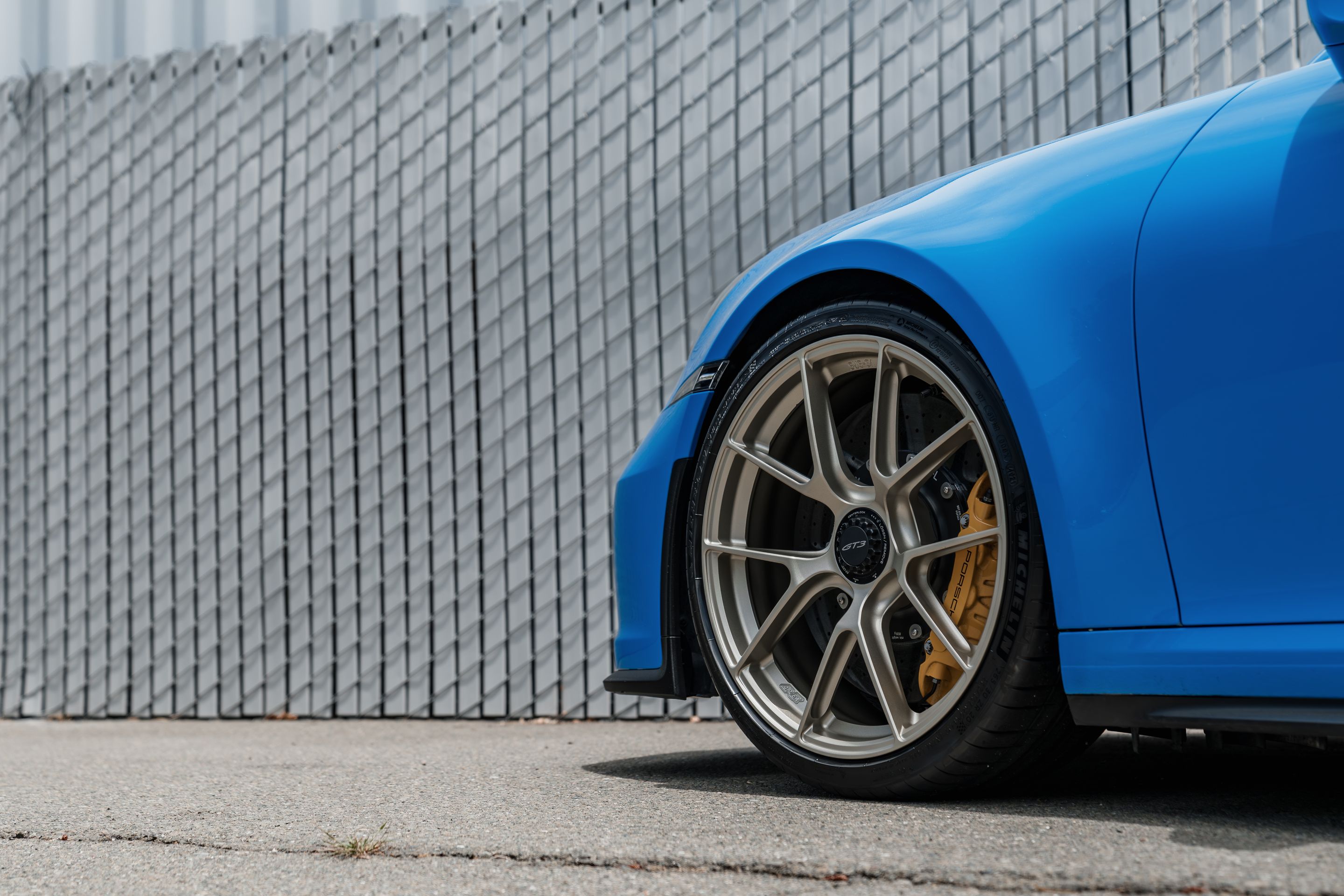Blue Porsche 911 992.1 GT3 with 20" VS-5RS Apex wheels in Motorsport Gold