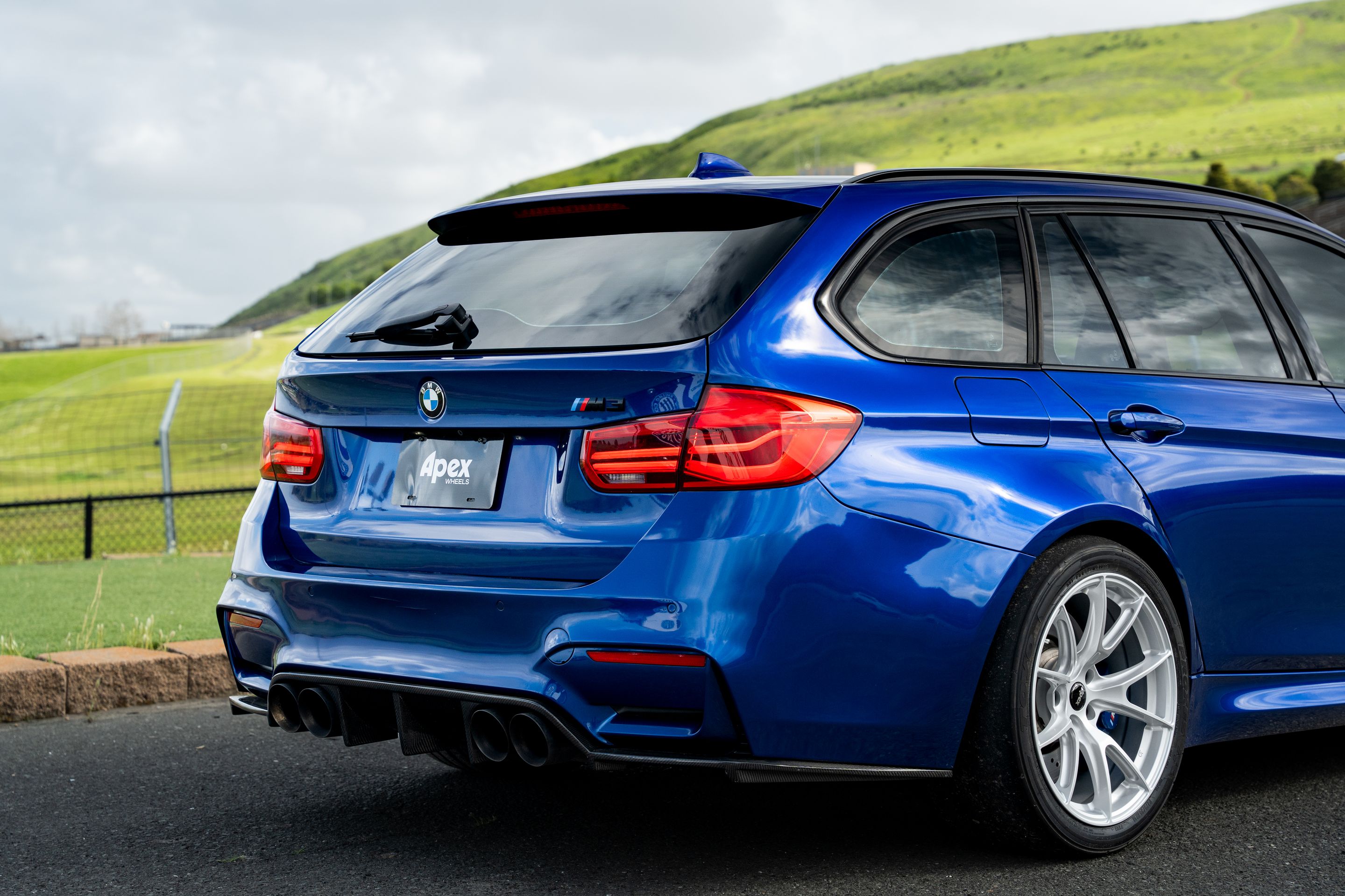 Blue BMW F80 M3 with 18" VS-5 Apex wheels in Race Silver