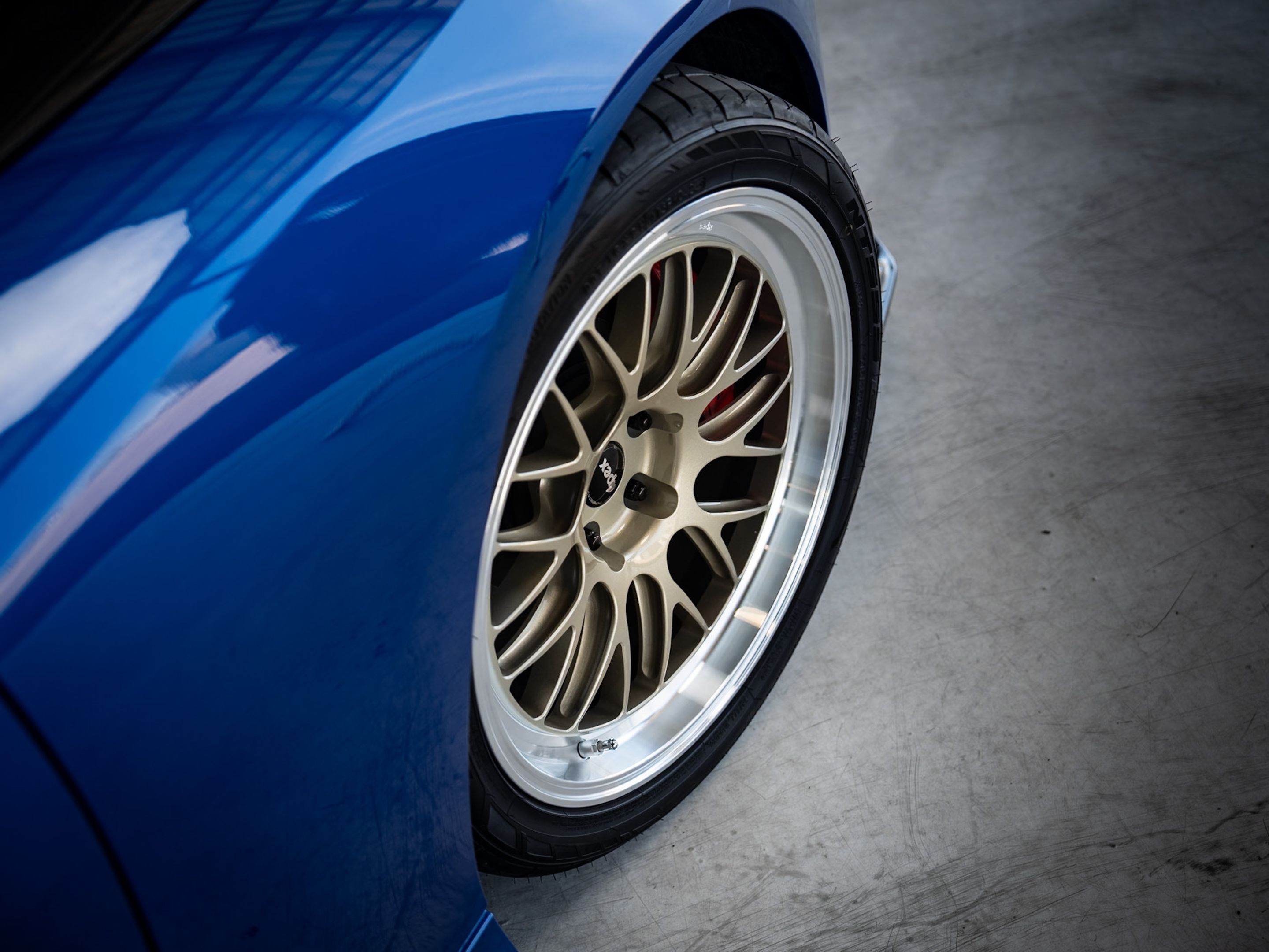 Blue Nissan Z with 19" ML-10RT Apex wheels in Machined Lip Gloss Motorsport Gold