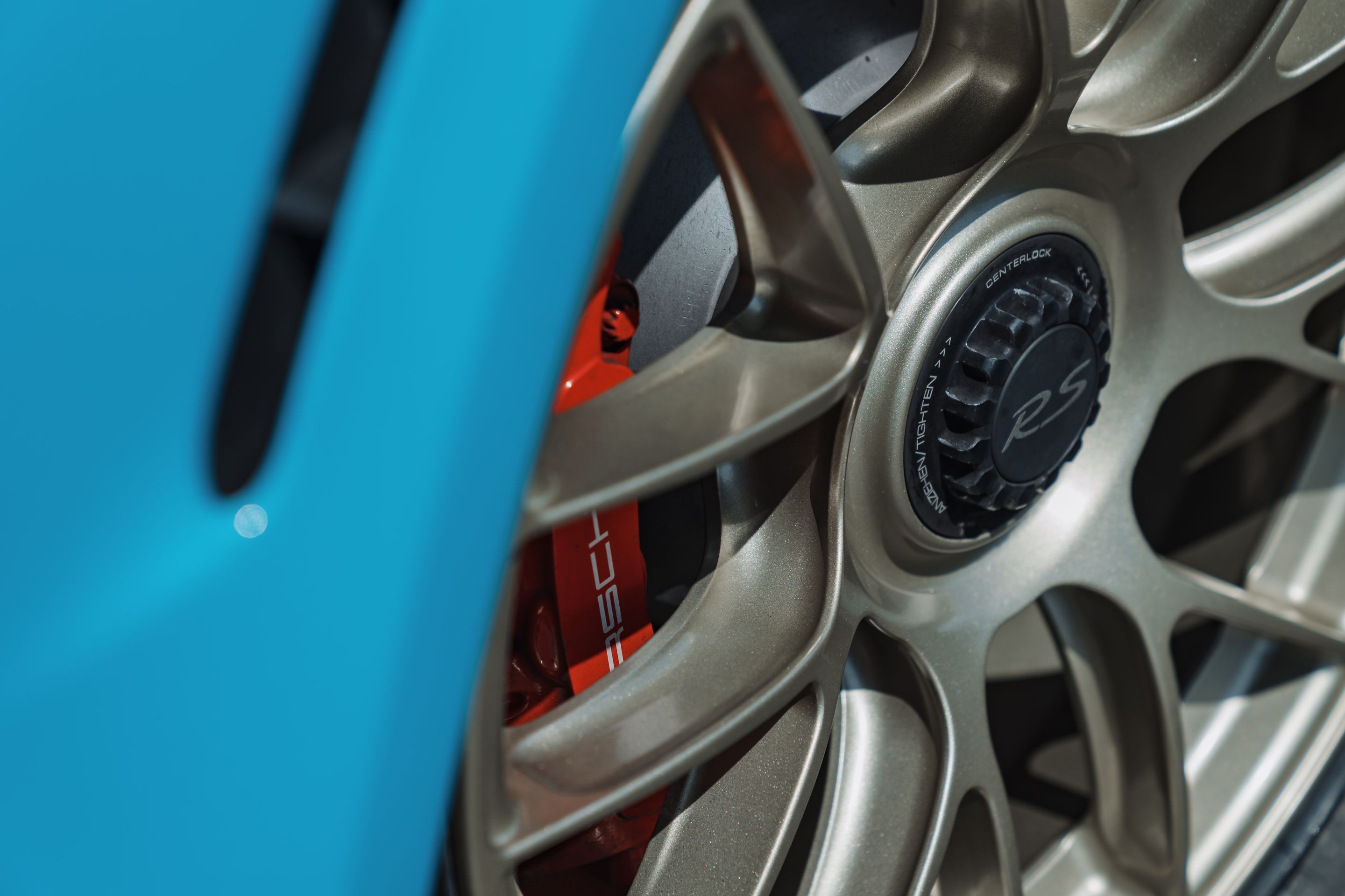 Blue Porsche 911 991.2 GT3 RS with 19" EC-7RS Apex wheels in Motorsport Gold