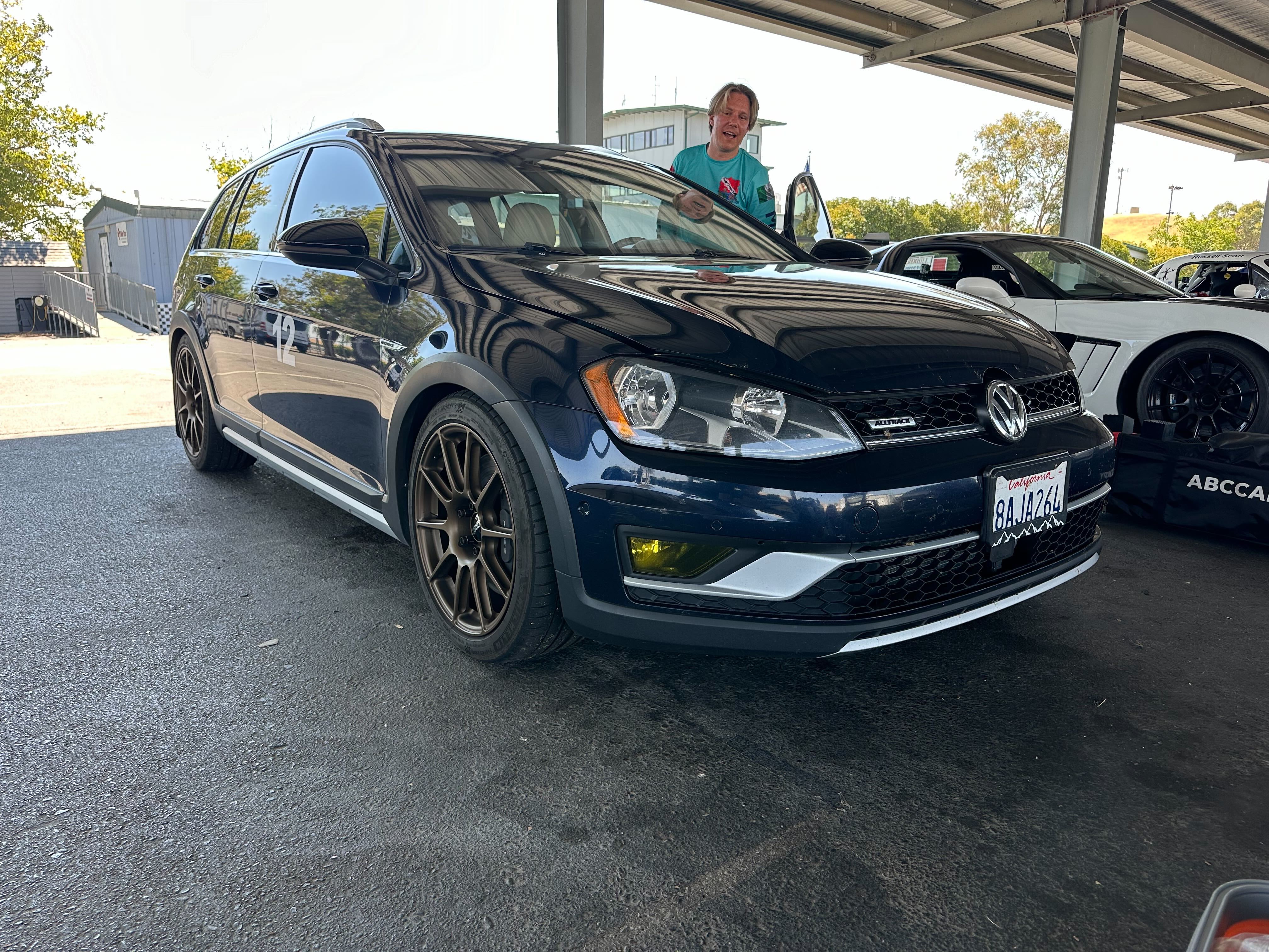 Blue VW Alltrack/SportWagen - SM-10 in Satin Bronze