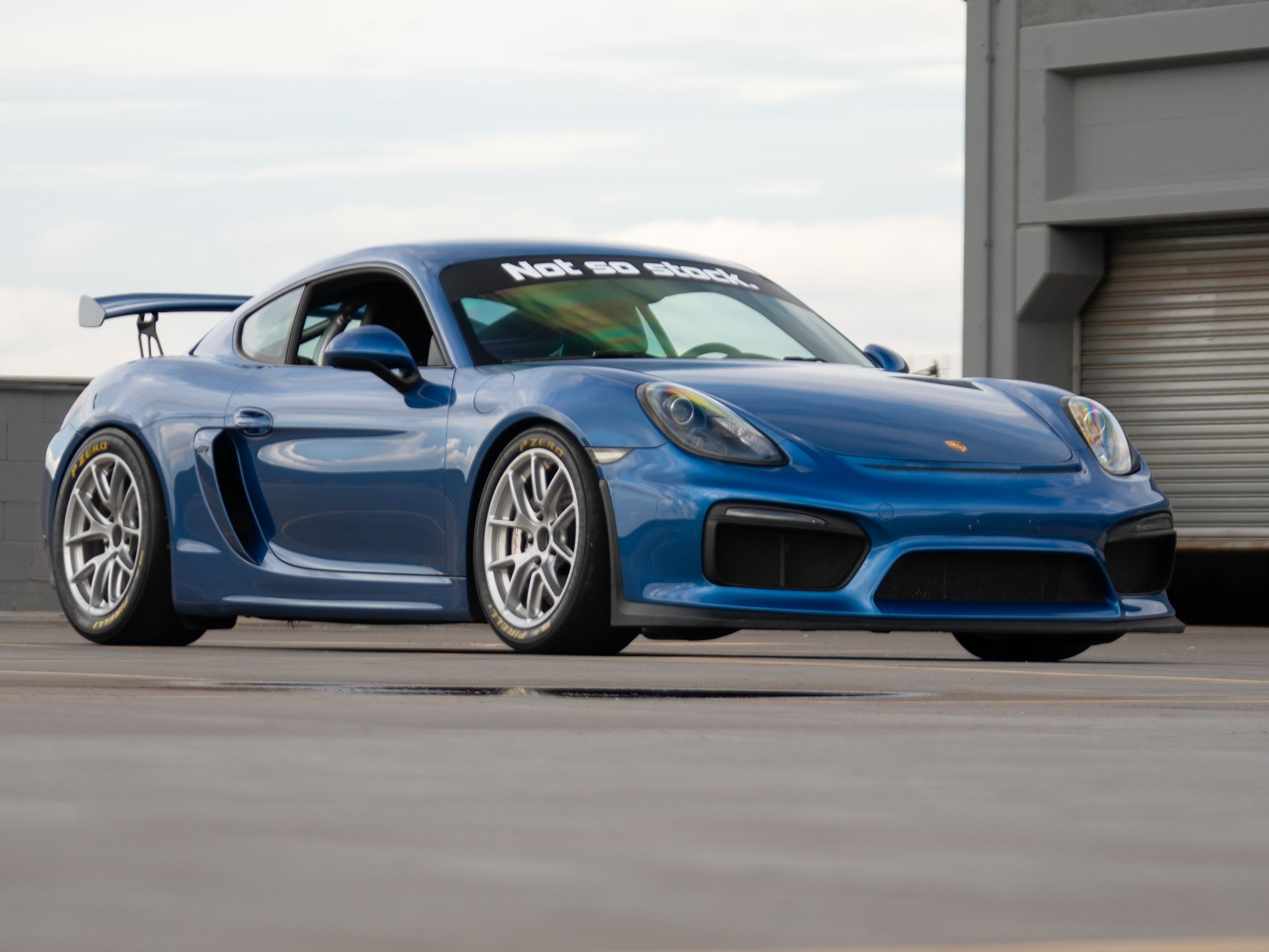 Blue Porsche 981 Cayman GT4 with 18" VS-5RE Apex wheels in Race Silver