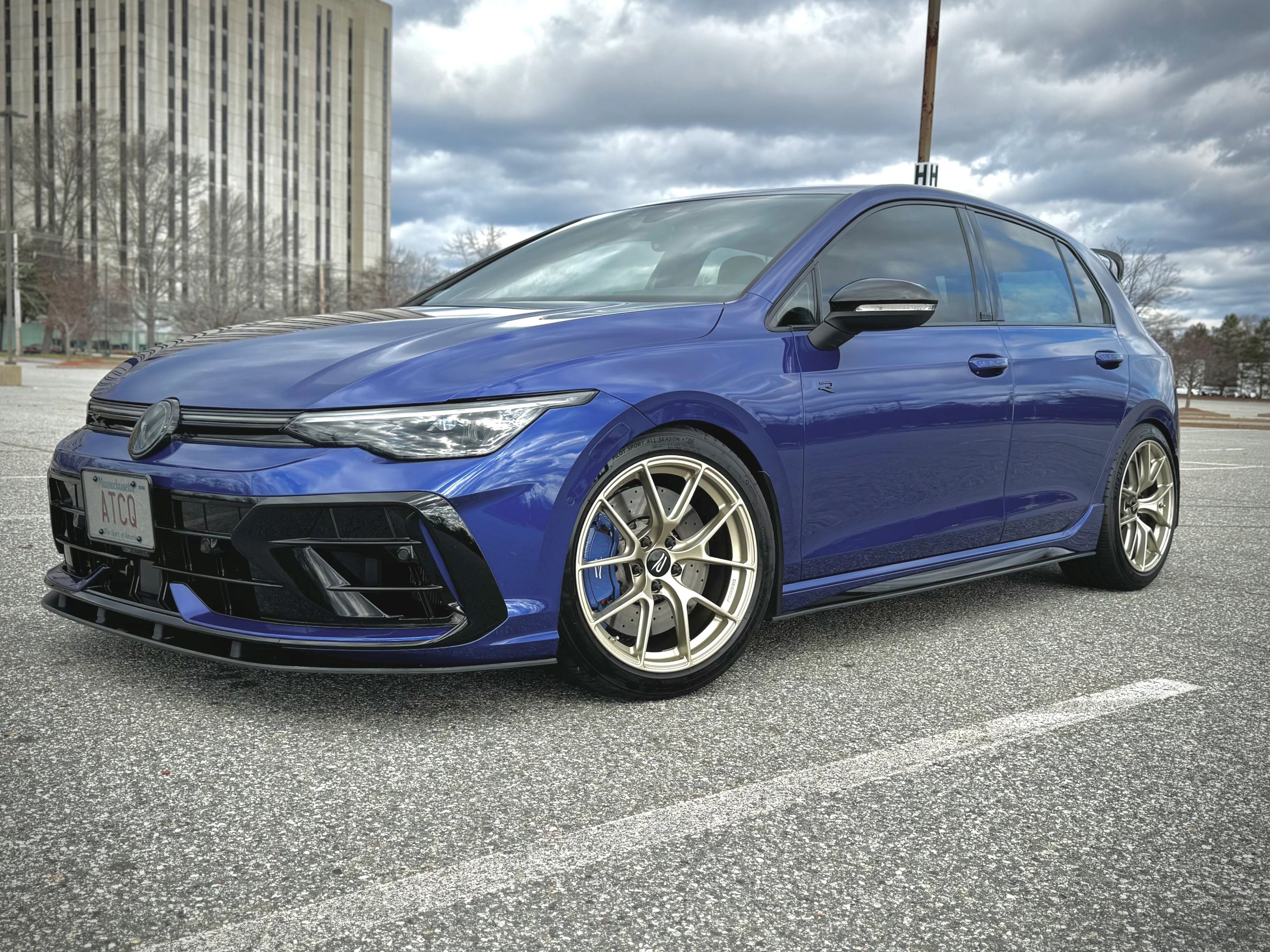 Blue VW MK8 Golf R with 18" VS-5RS Apex wheels in Motorsport Gold