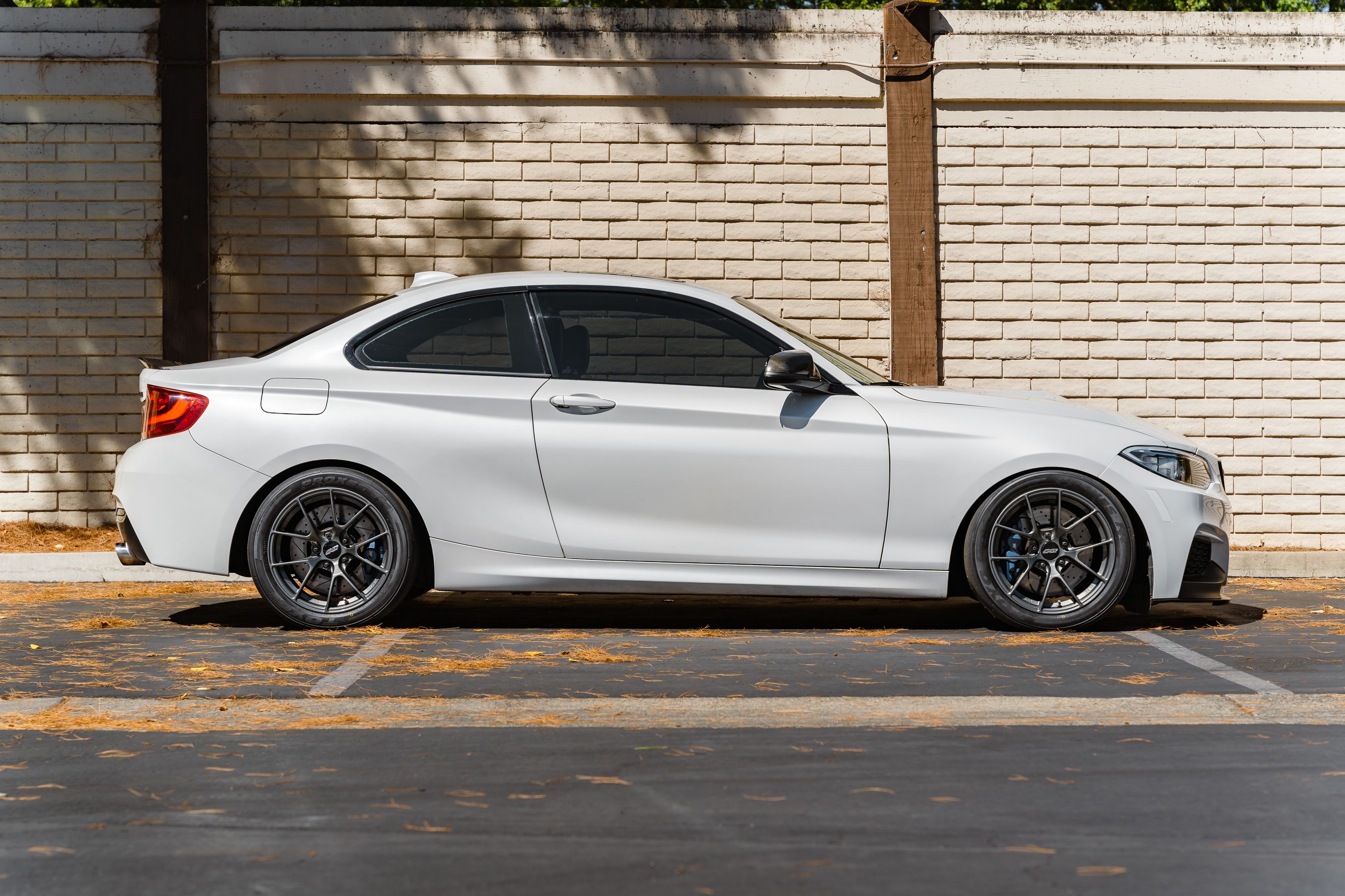 White BMW F22 Coupe 2 Series with 17" VS-5RS Apex wheels in Anthracite