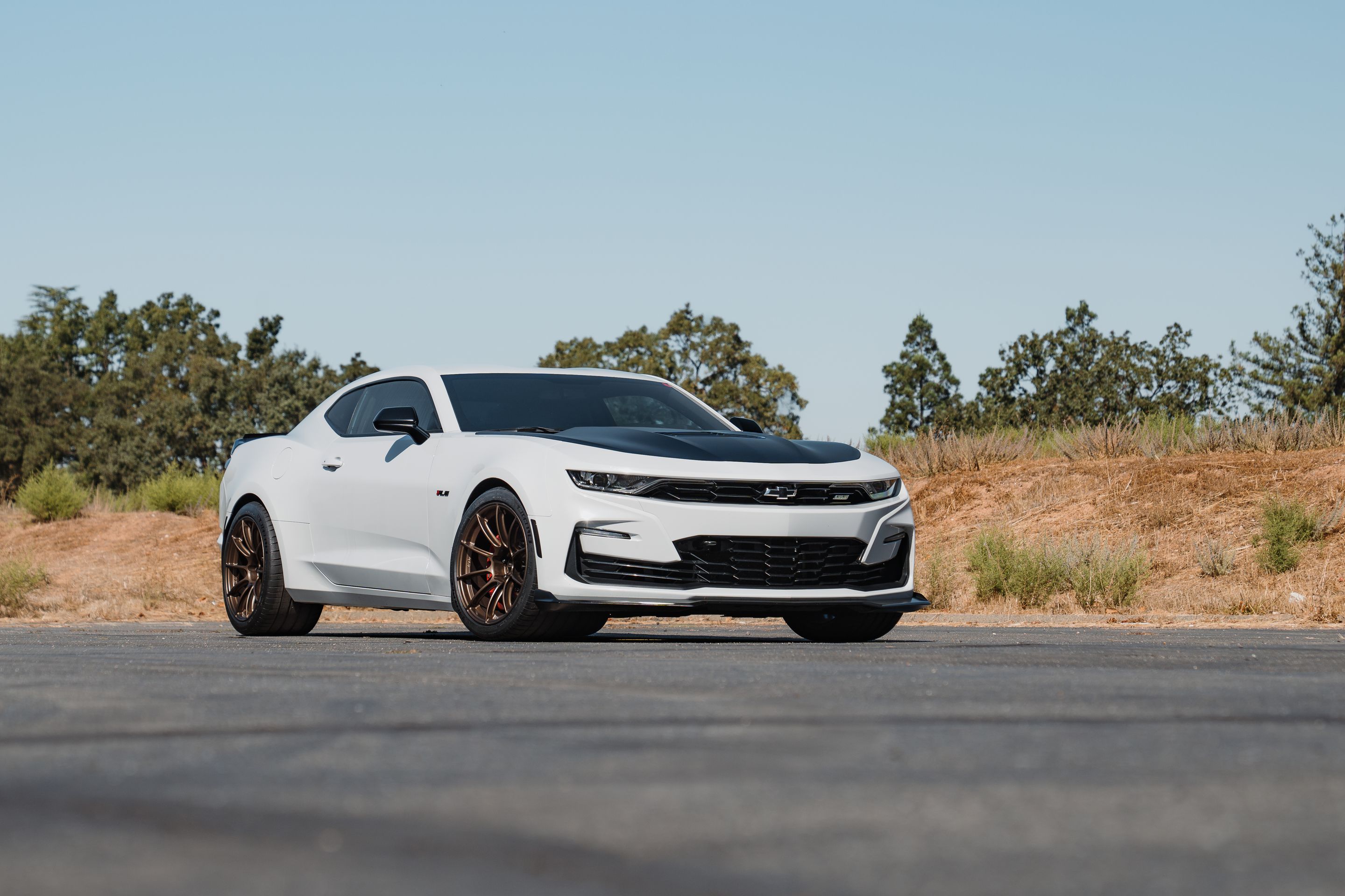 White Chevrolet 6th Gen Camaro SS 1LE with 19" SM-10RS Apex wheels in Satin Bronze