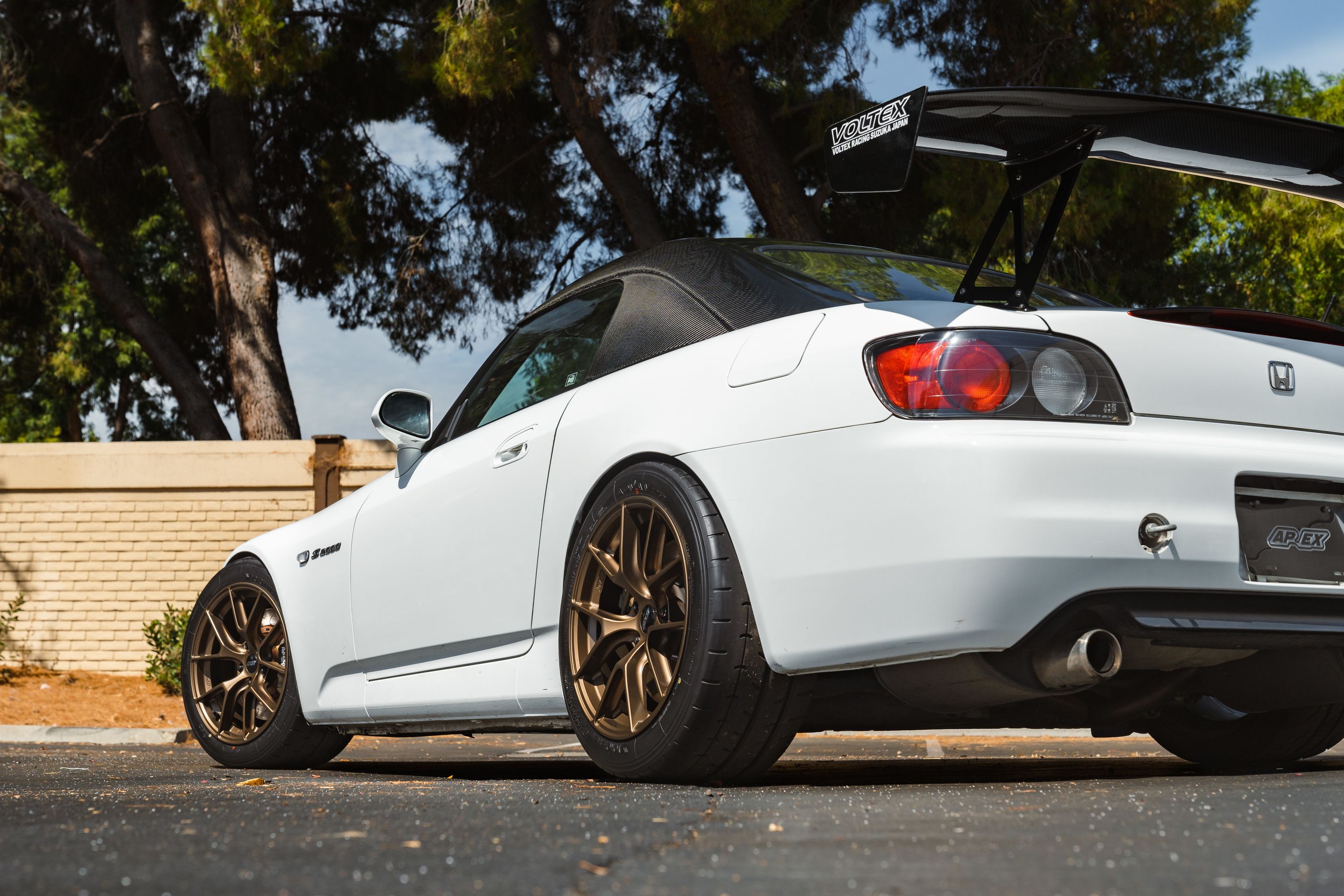 White Honda S2000 with 17" VS-5RS Apex wheels in Satin Bronze