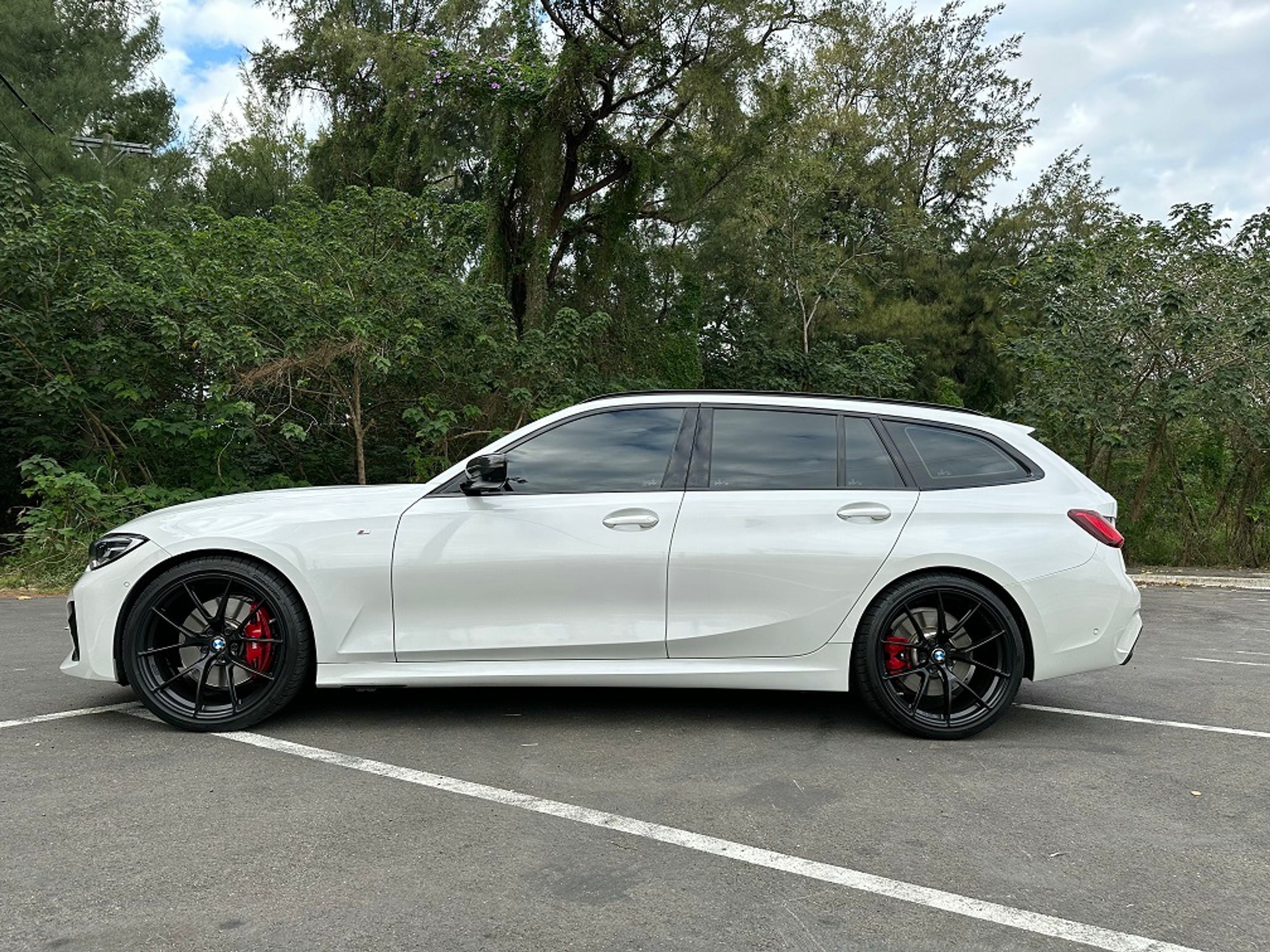 White BMW G21 Wagon 3 Series with 20" VS-5RS Apex wheels in Satin Black