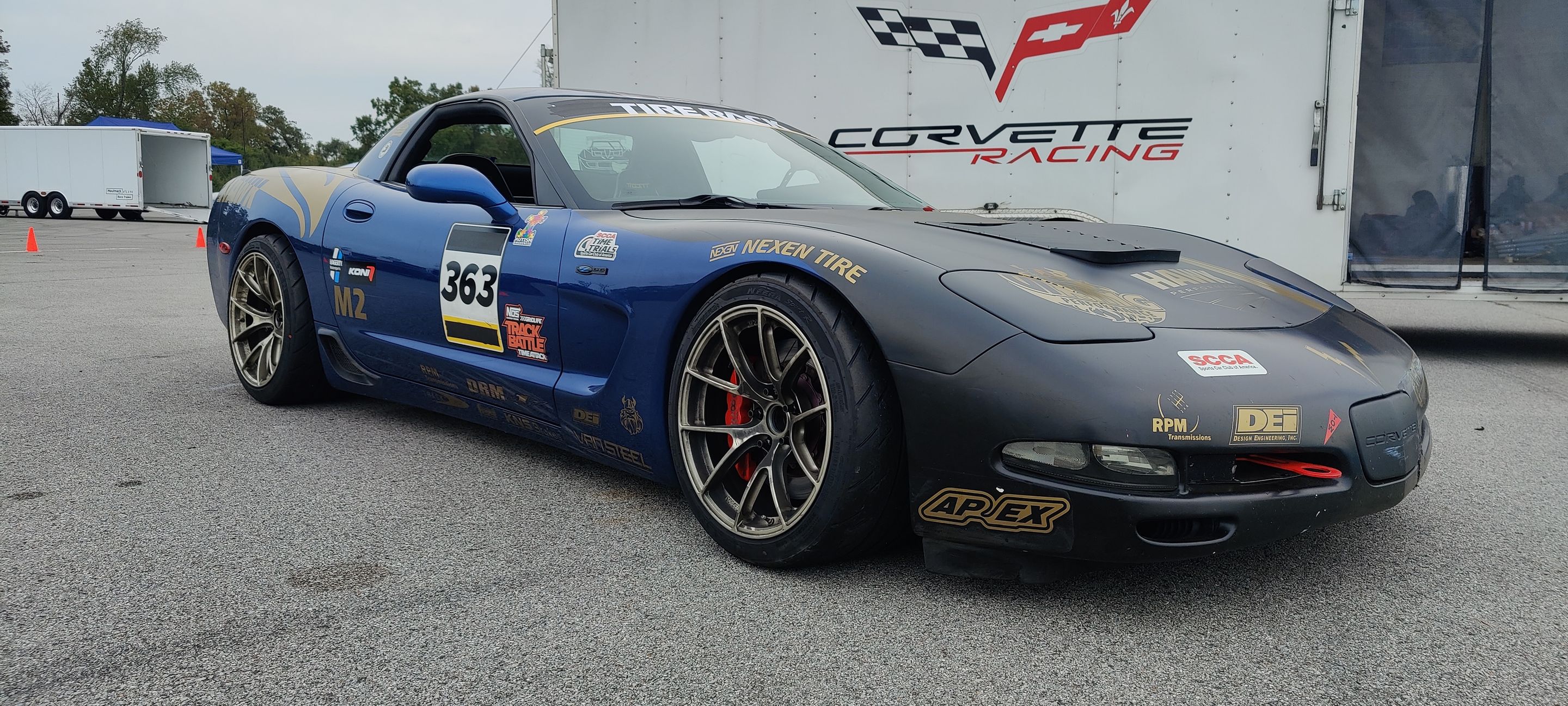 Blue Chevrolet C5 Corvette Z06 with 18" VS-5RS Apex wheels in Motorsport Gold