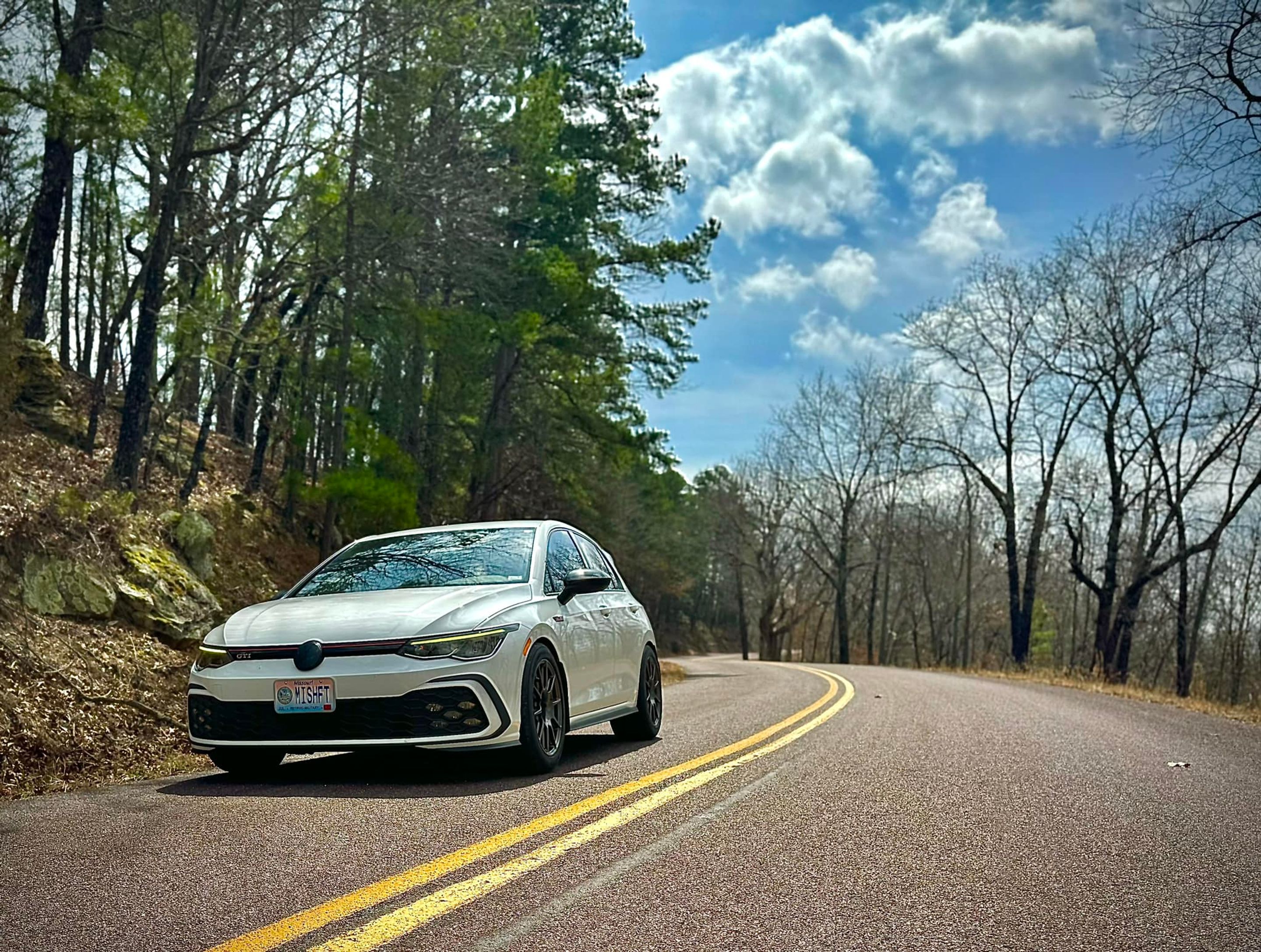 White VW MK8 GTI with 17" SM-10 Apex wheels in Anthracite