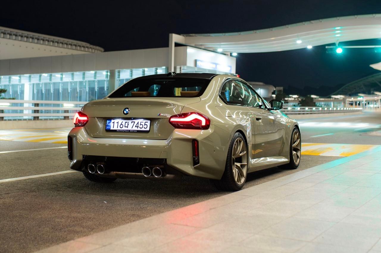 Green BMW G87 M2 with 19" VS-5RS Apex wheels in Motorsport Gold