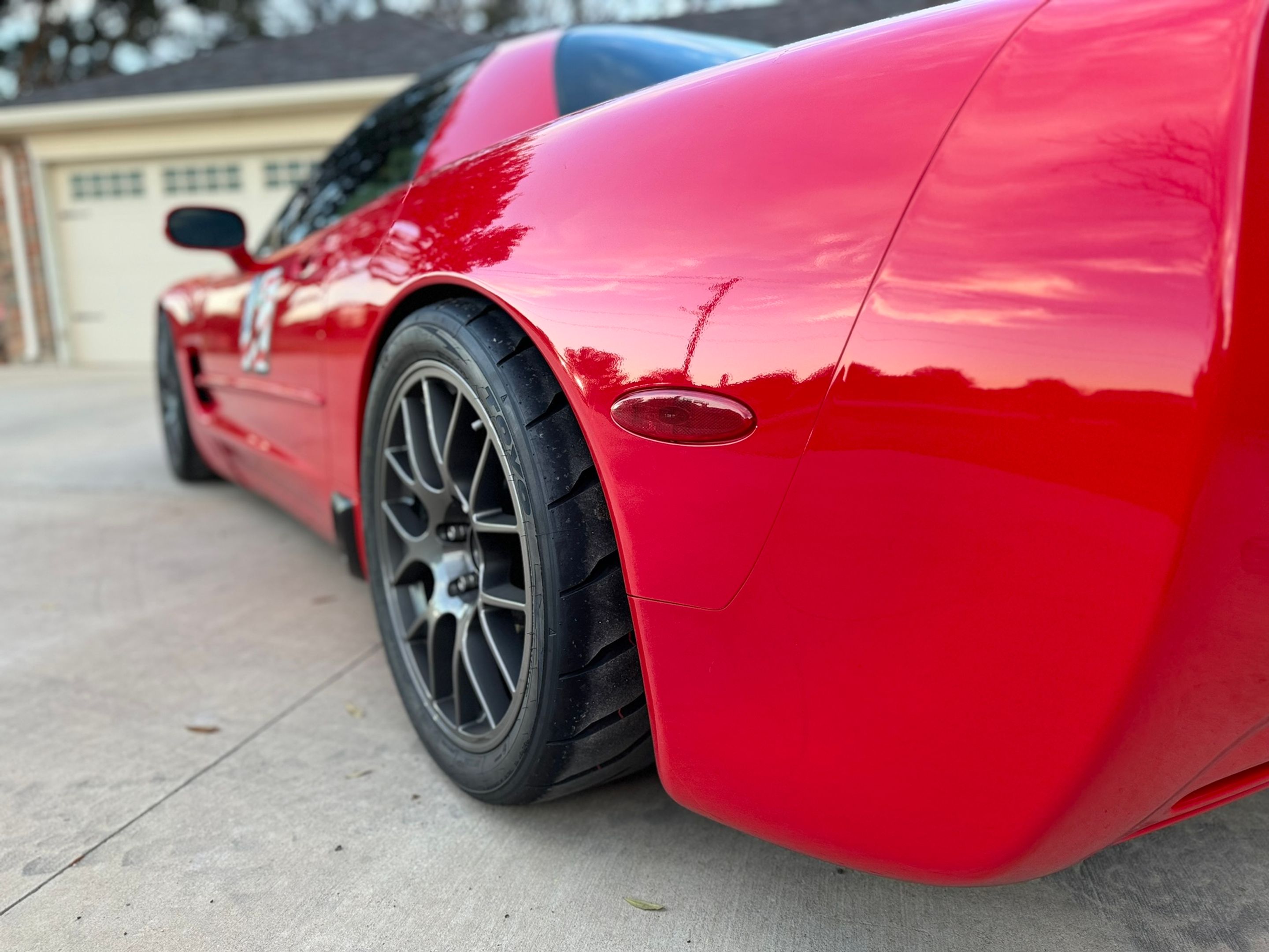 Red Chevrolet C5 Corvette Z06 with 18" EC-7 Apex wheels in Anthracite