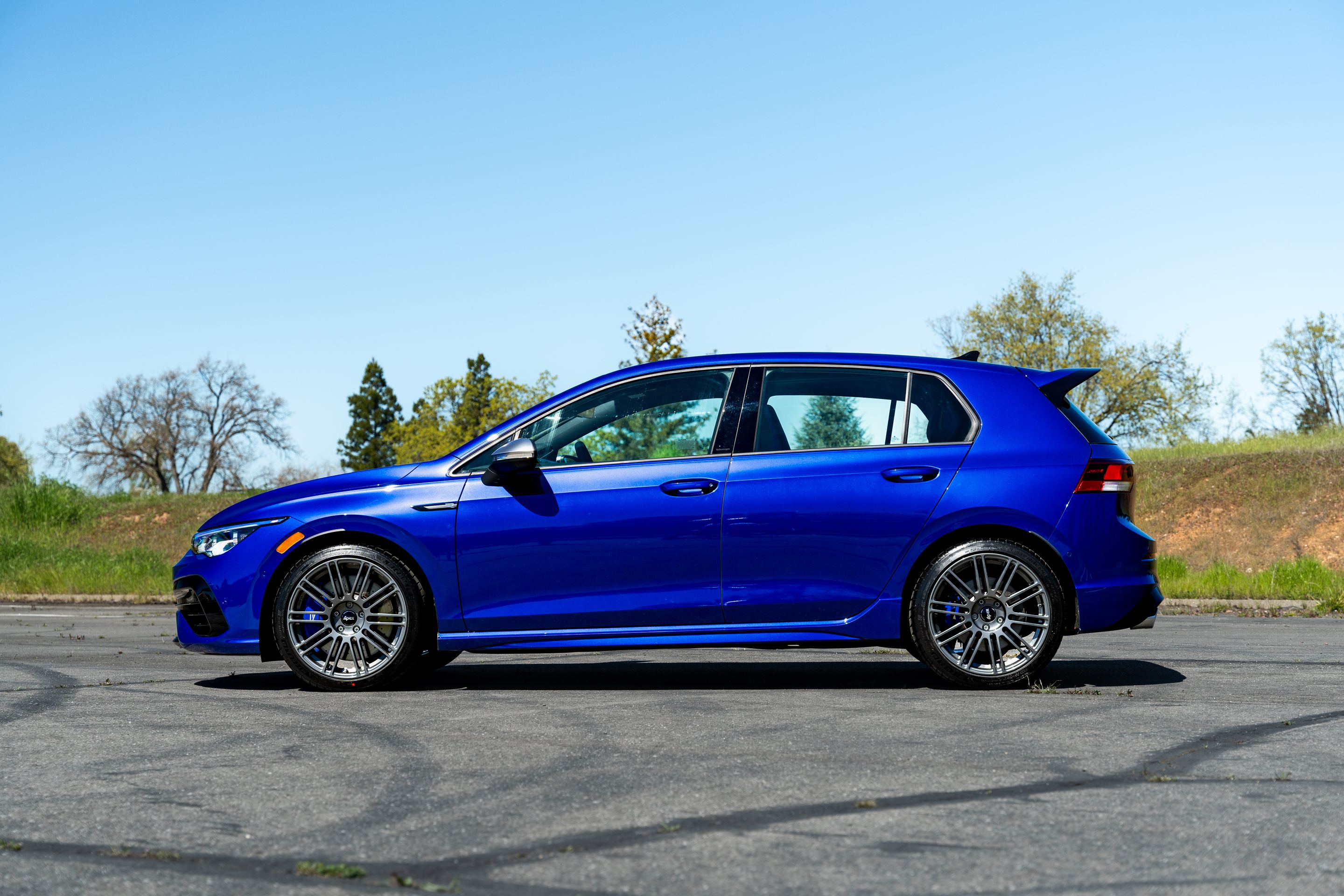 Blue VW MK8 Golf R with 18" TC-10RT Apex wheels in Anthracite