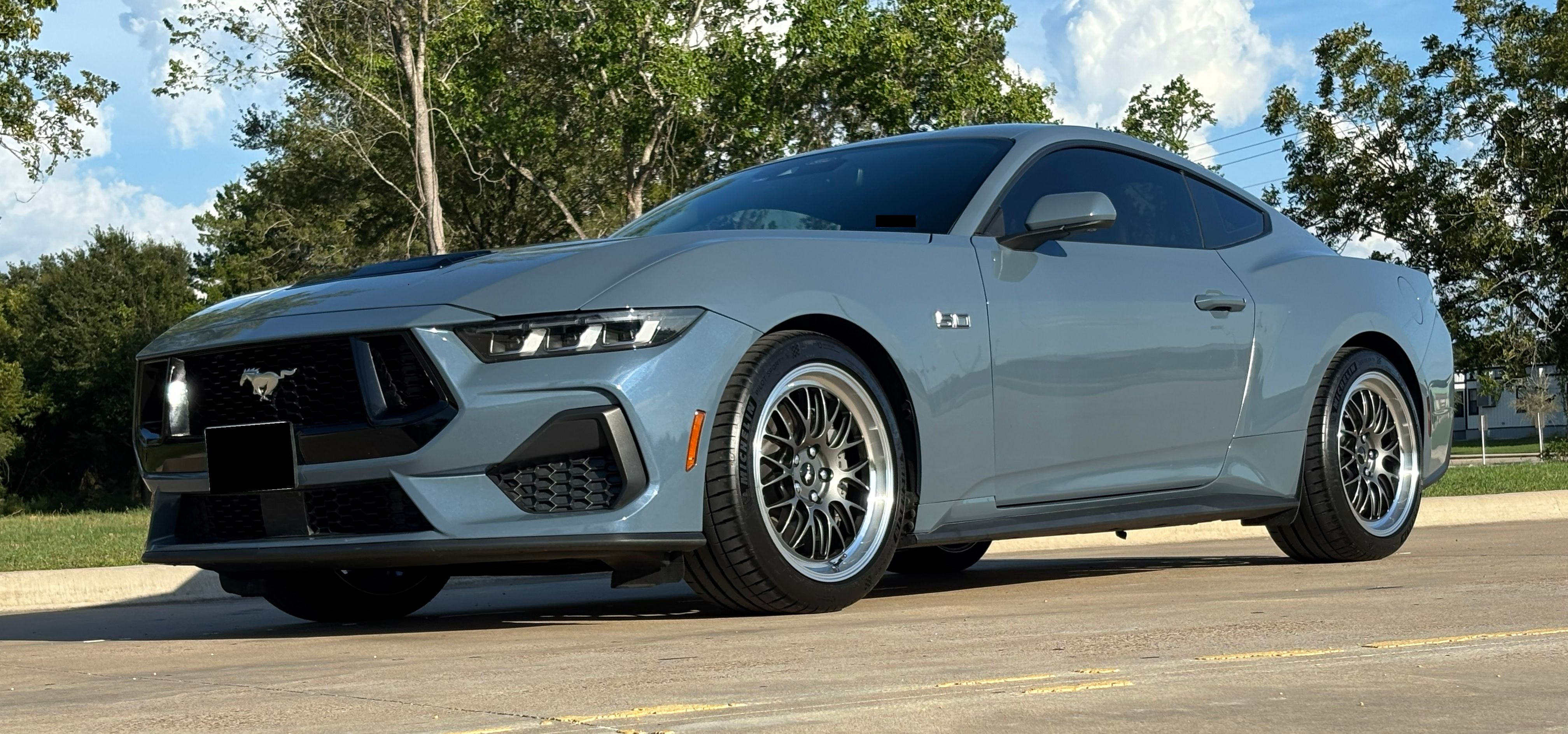 Grey Ford Mustang - ML-10RT in Machined Lip Anthracite