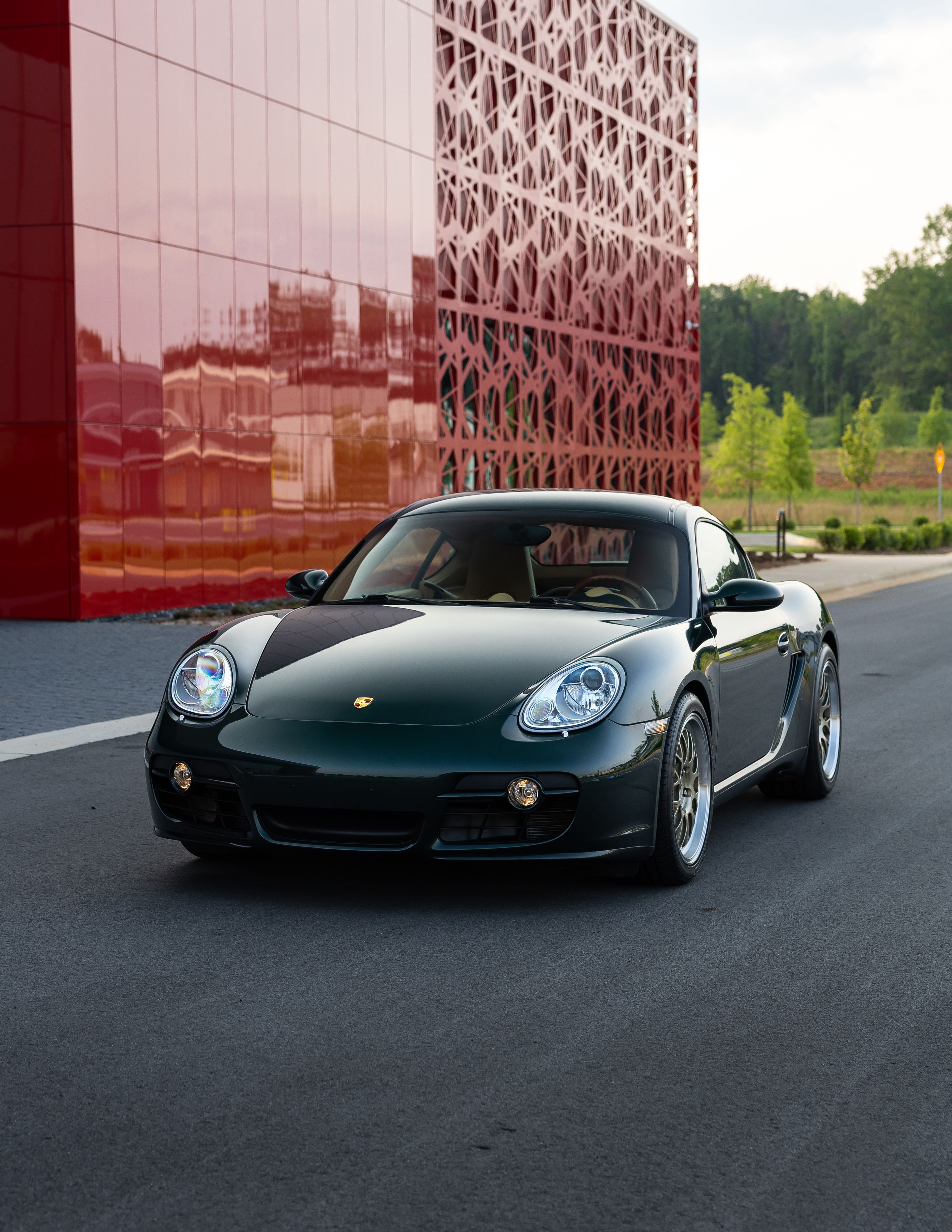 Green Porsche 987 Cayman S with 18" ML-10RT Apex wheels in Machined Lip Gloss Motorsport Gold