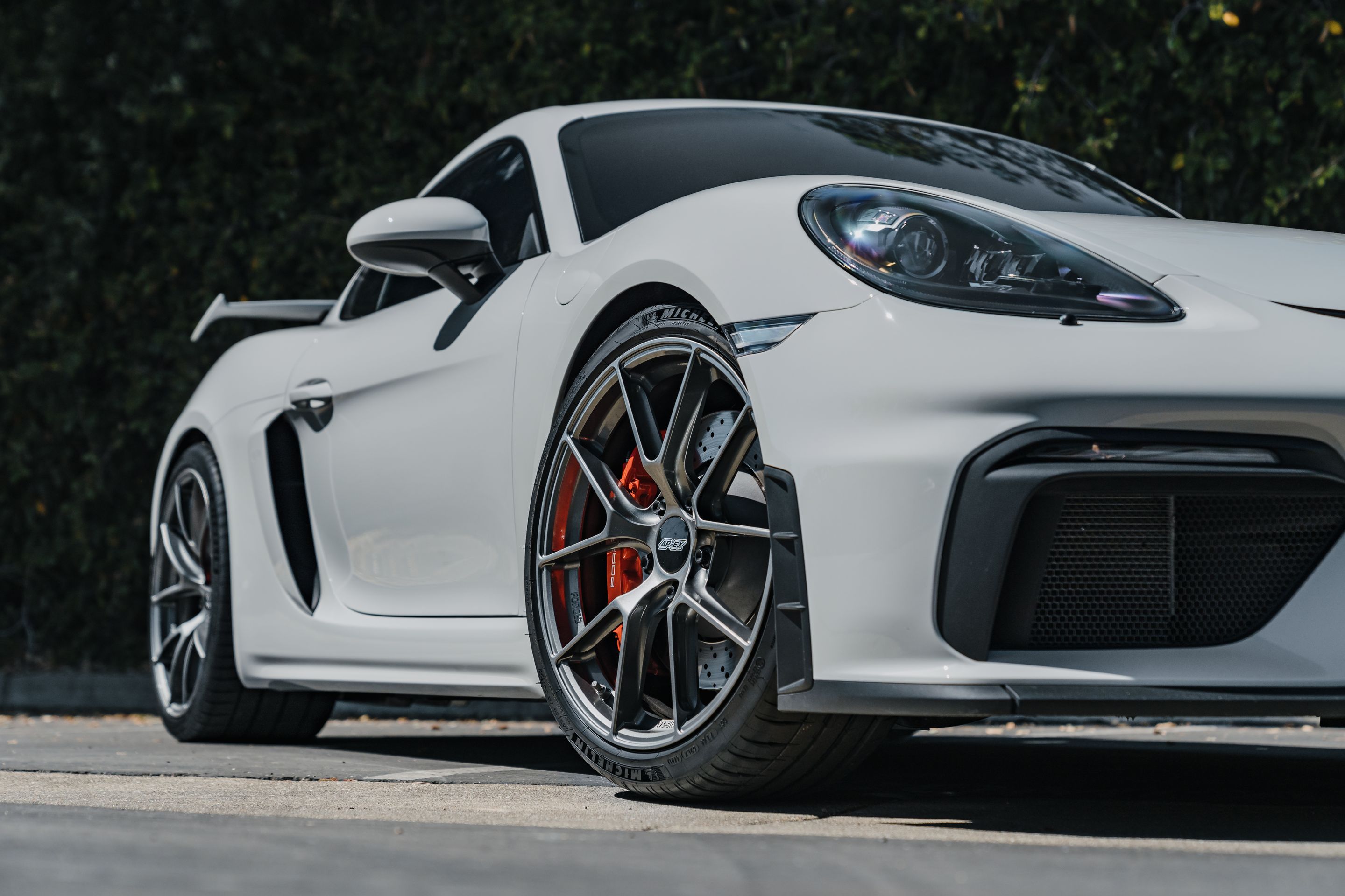 Grey Porsche 718 Cayman GT4 with 20" VS-5RS Apex wheels in Anthracite
