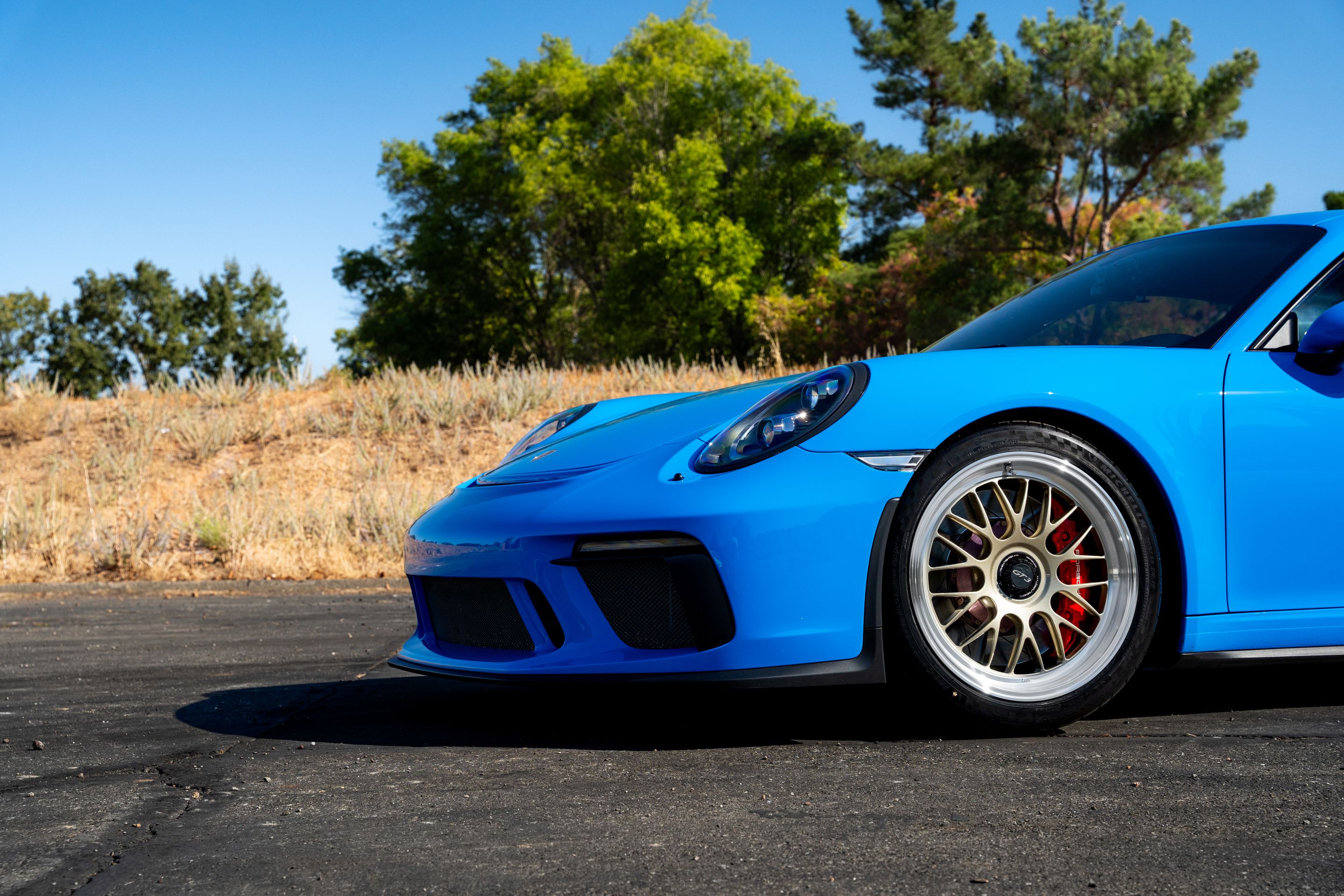 Blue Porsche 911 991.2 GT3 with 19" ML-10RT Apex wheels in Machined Lip Gloss Motorsport Gold