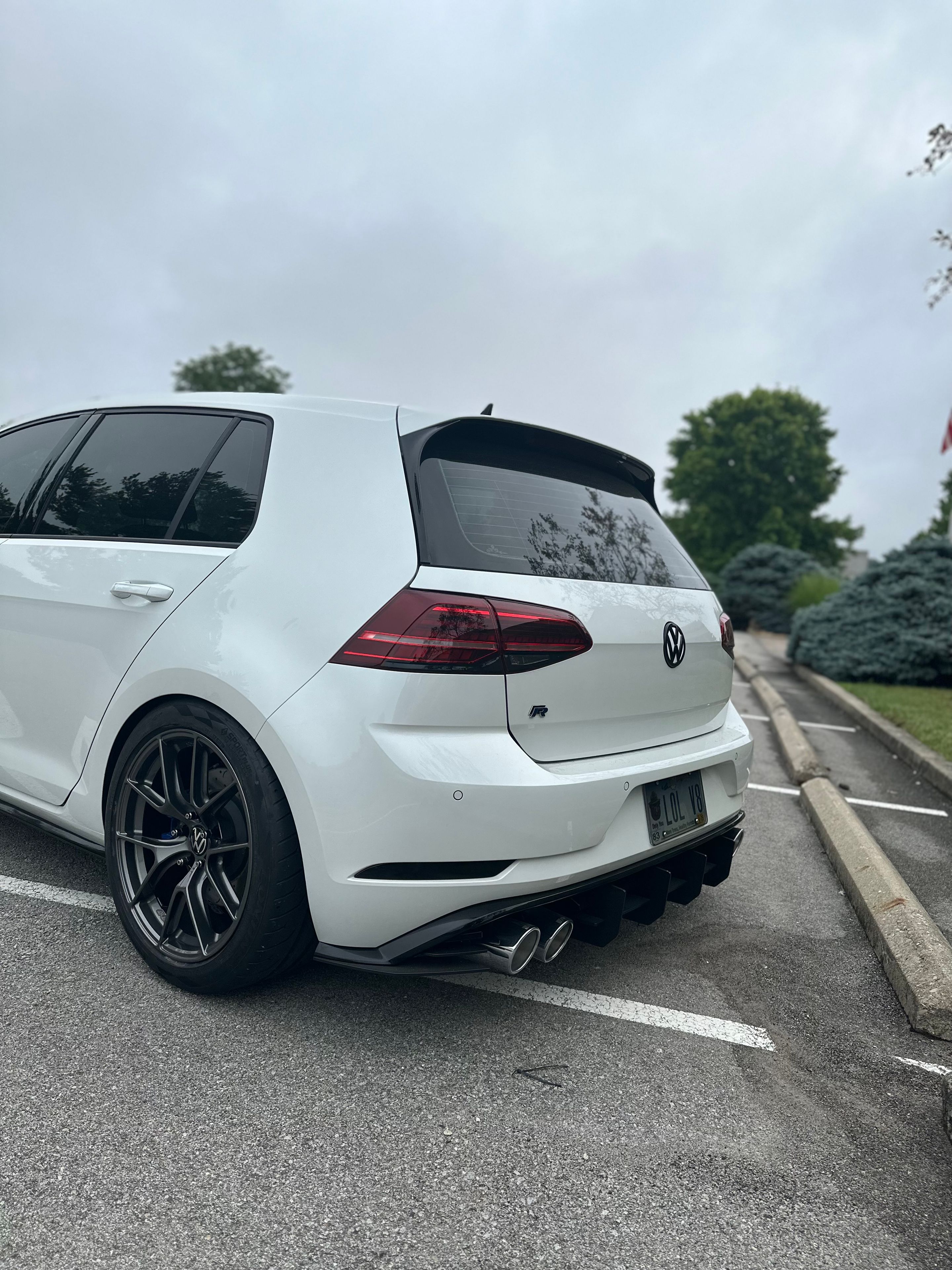 White VW MK7 Golf R with 18" VS-5RS Apex wheels in Anthracite
