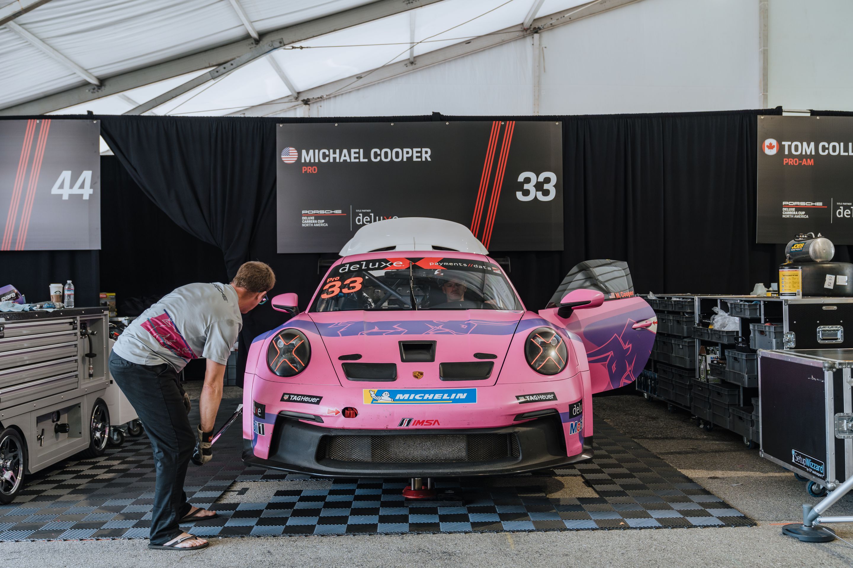 White Porsche 911 996 GT2 with 18" EC-7RS Apex wheels in Anthracite