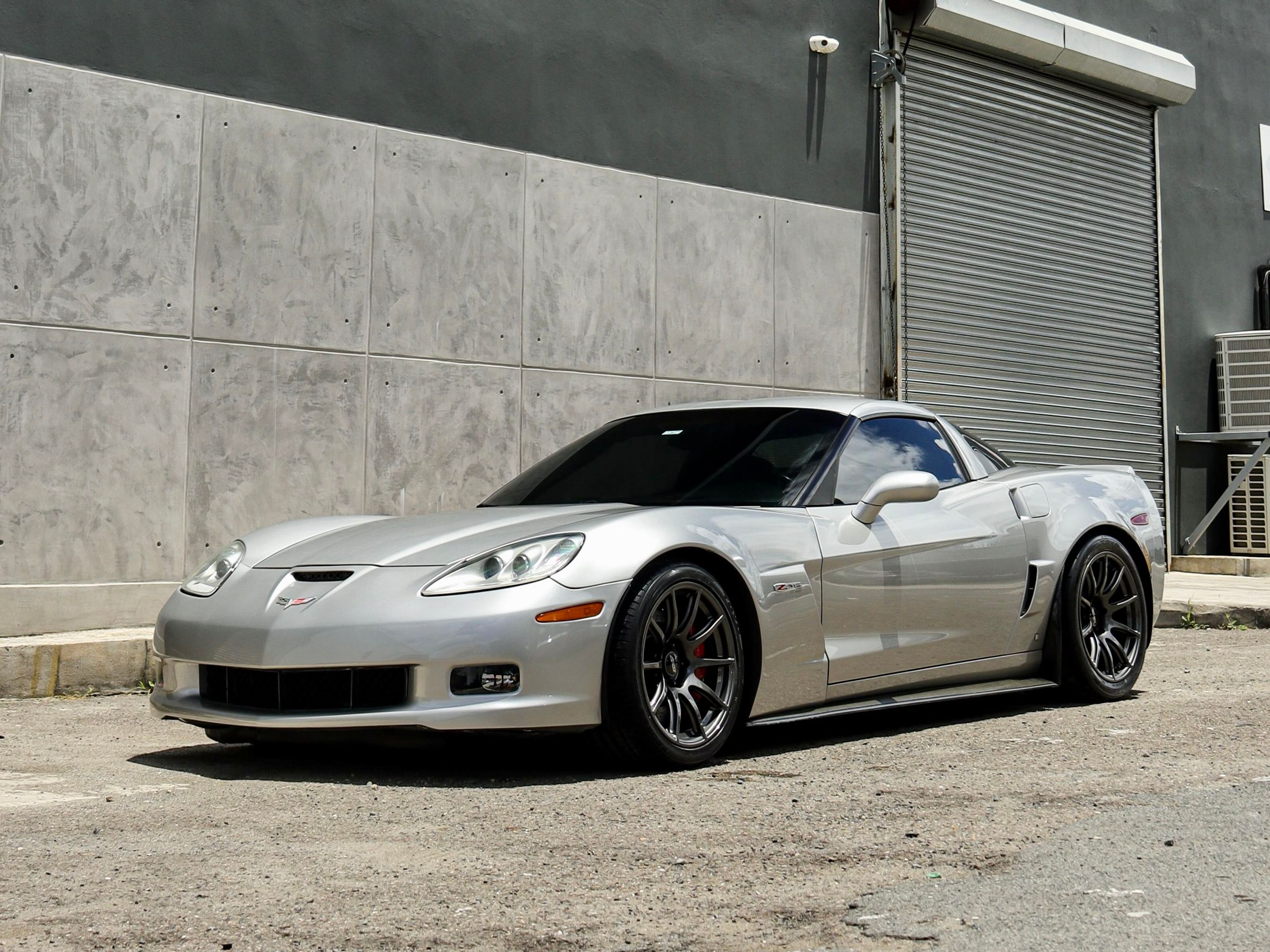 Silver Chevrolet C6 Corvette Z06 with 18" SM-10 Apex wheels in Anthracite