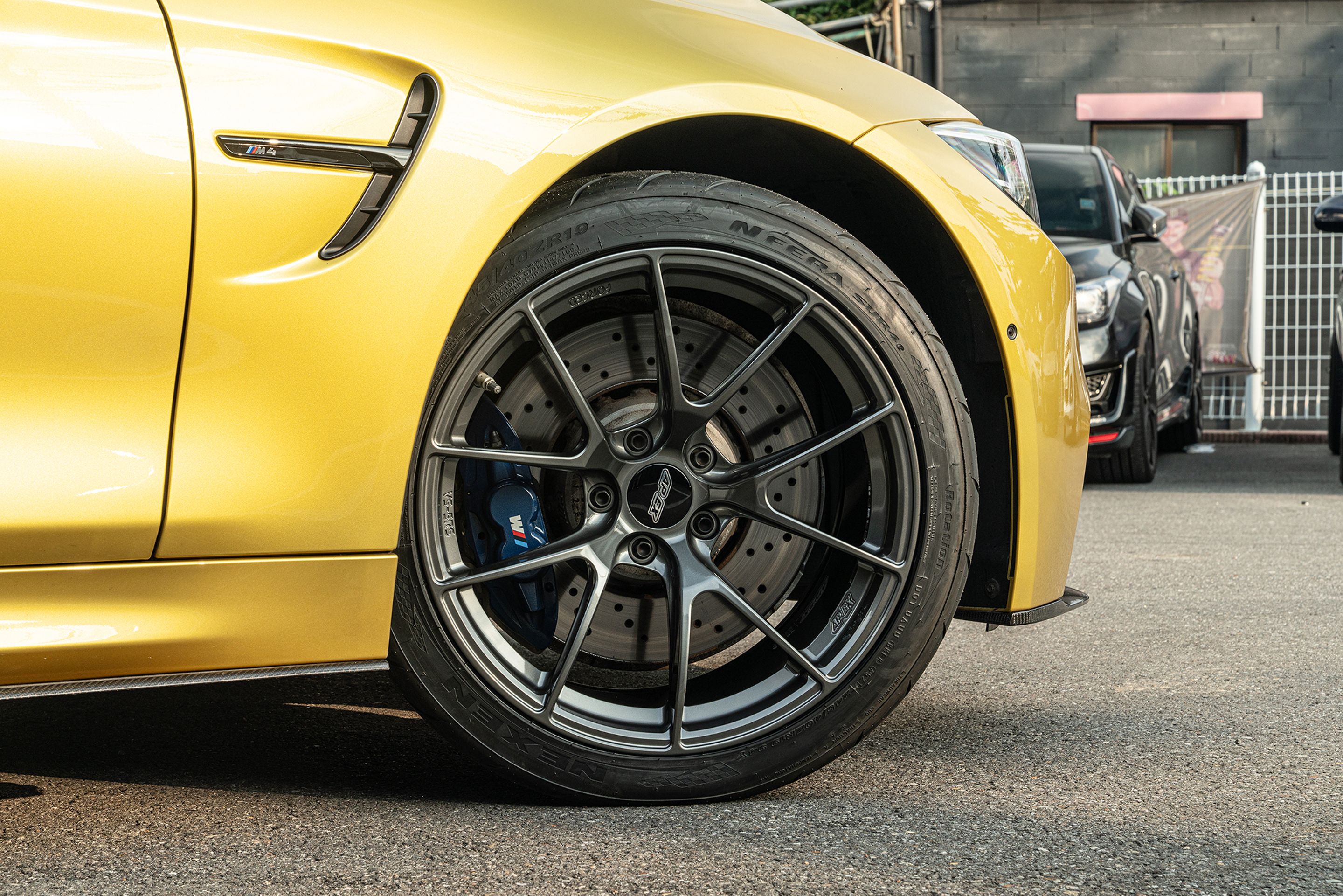 Yellow BMW F82 Coupe M4 with 19" VS-5RS Apex wheels in Anthracite