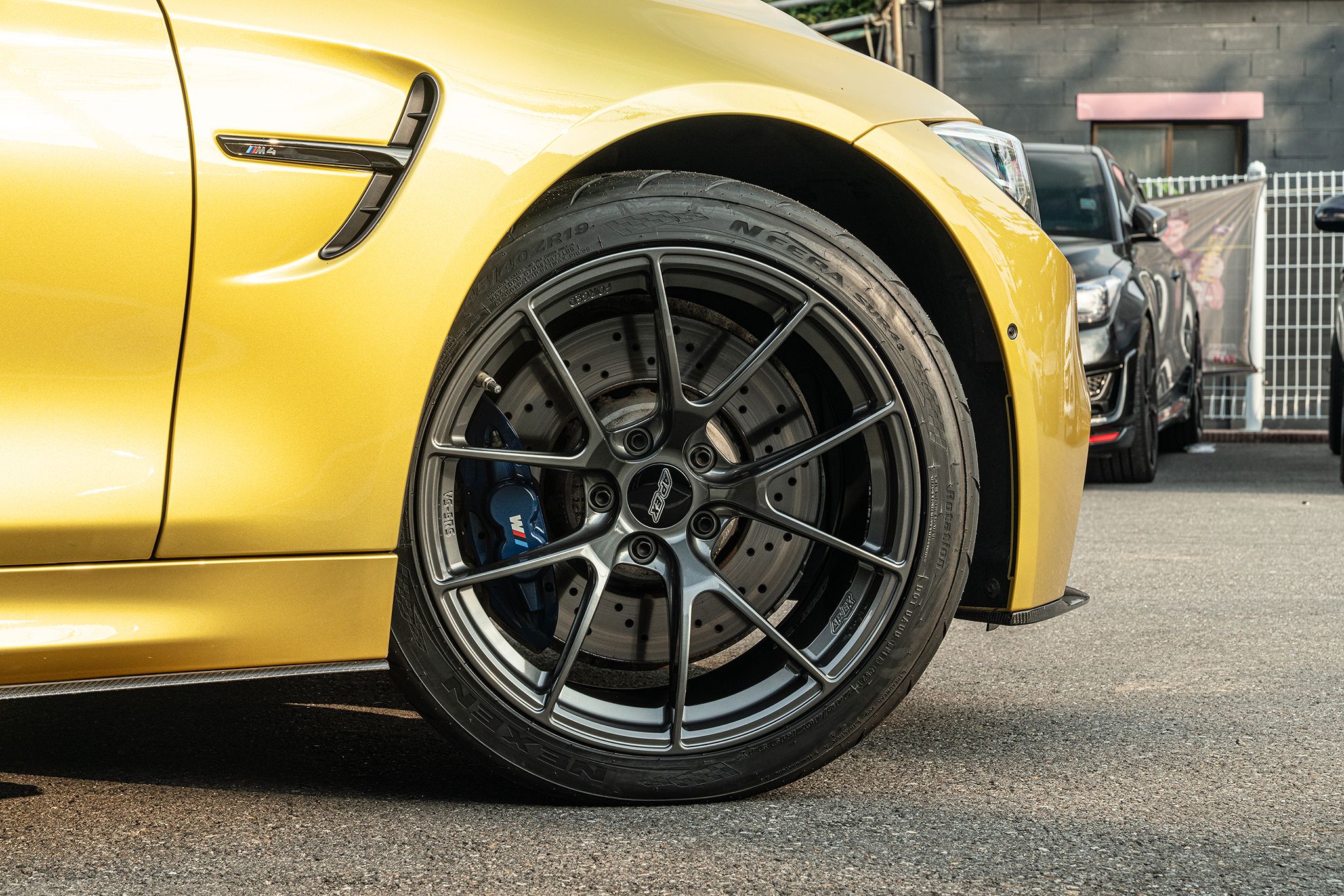 Yellow BMW F82 Coupe M4 with 19" VS-5RS Apex wheels in Anthracite