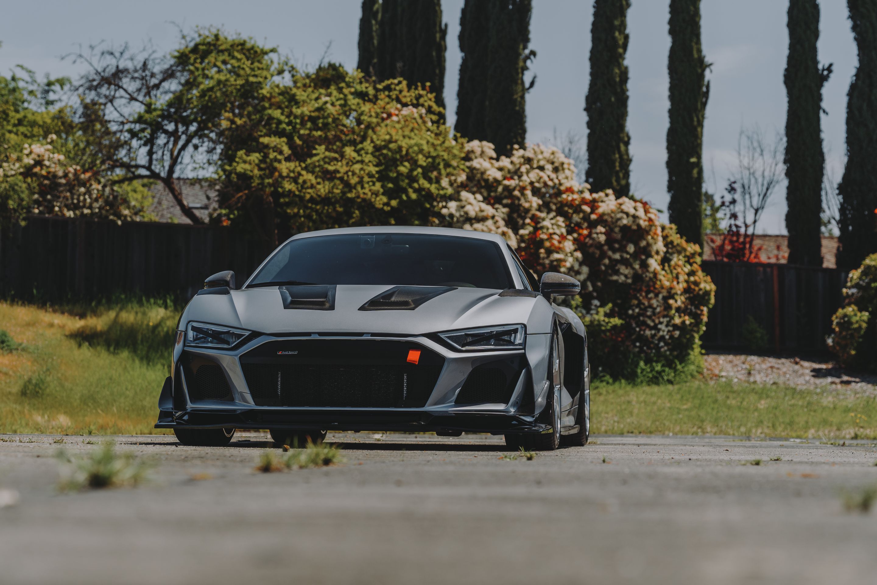 Silver Audi Gen 2 R8 with 19"/20" VS-5RS Apex wheels in Brushed Clear
