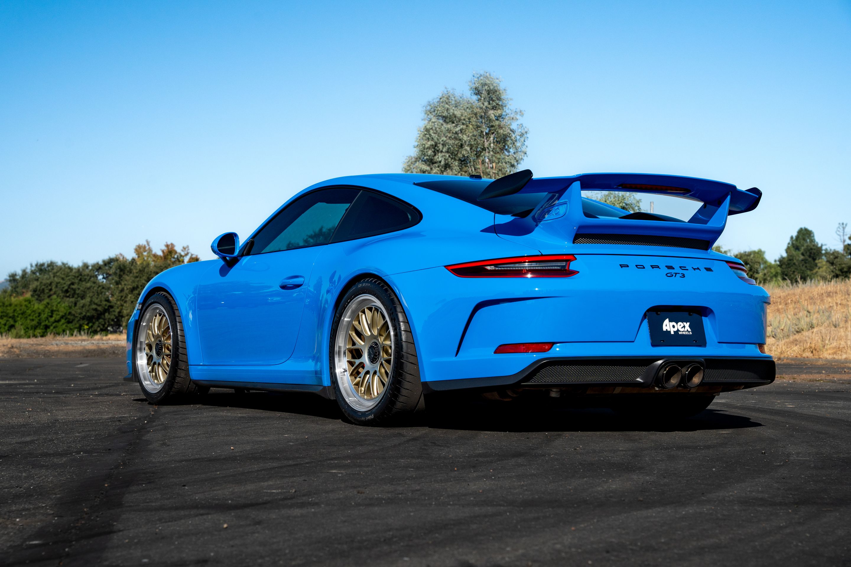 Blue Porsche 911 991.2 GT3 with 19" ML-10RT Apex wheels in Machined Lip Gloss Motorsport Gold