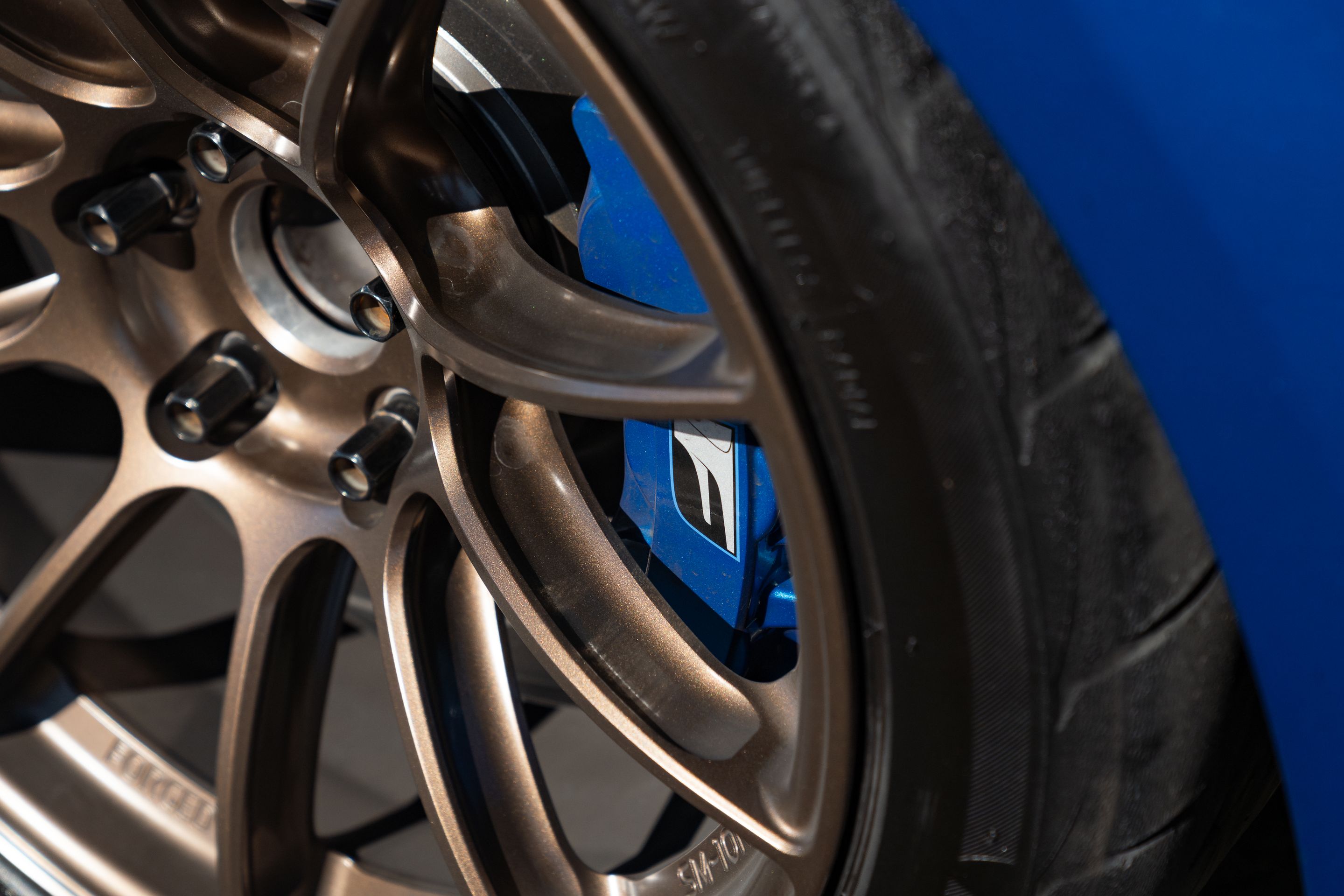 Blue Lexus USE20 IS-F with 18" SM-10RS Apex wheels in Satin Bronze