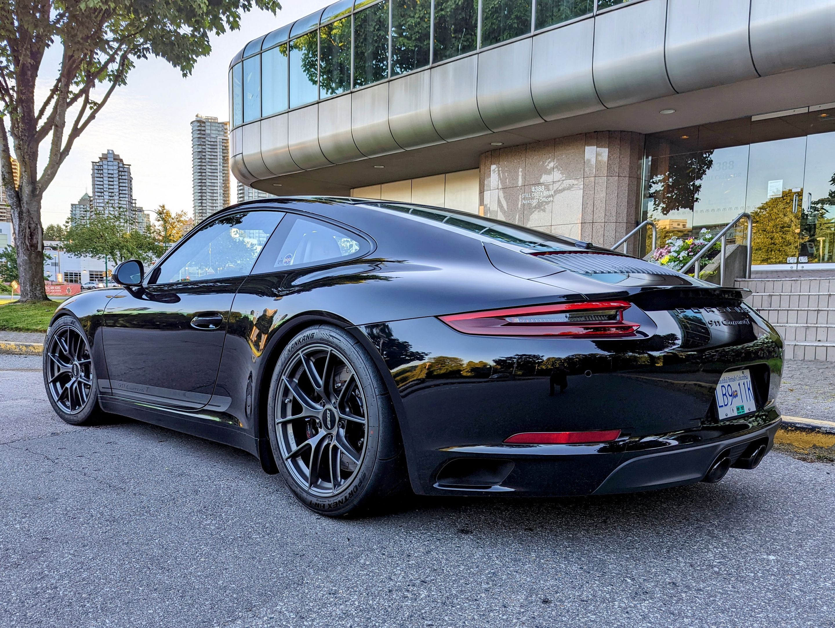Black Porsche 911 991.2 Carrera T with 19" VS-5RS Apex wheels in Anthracite